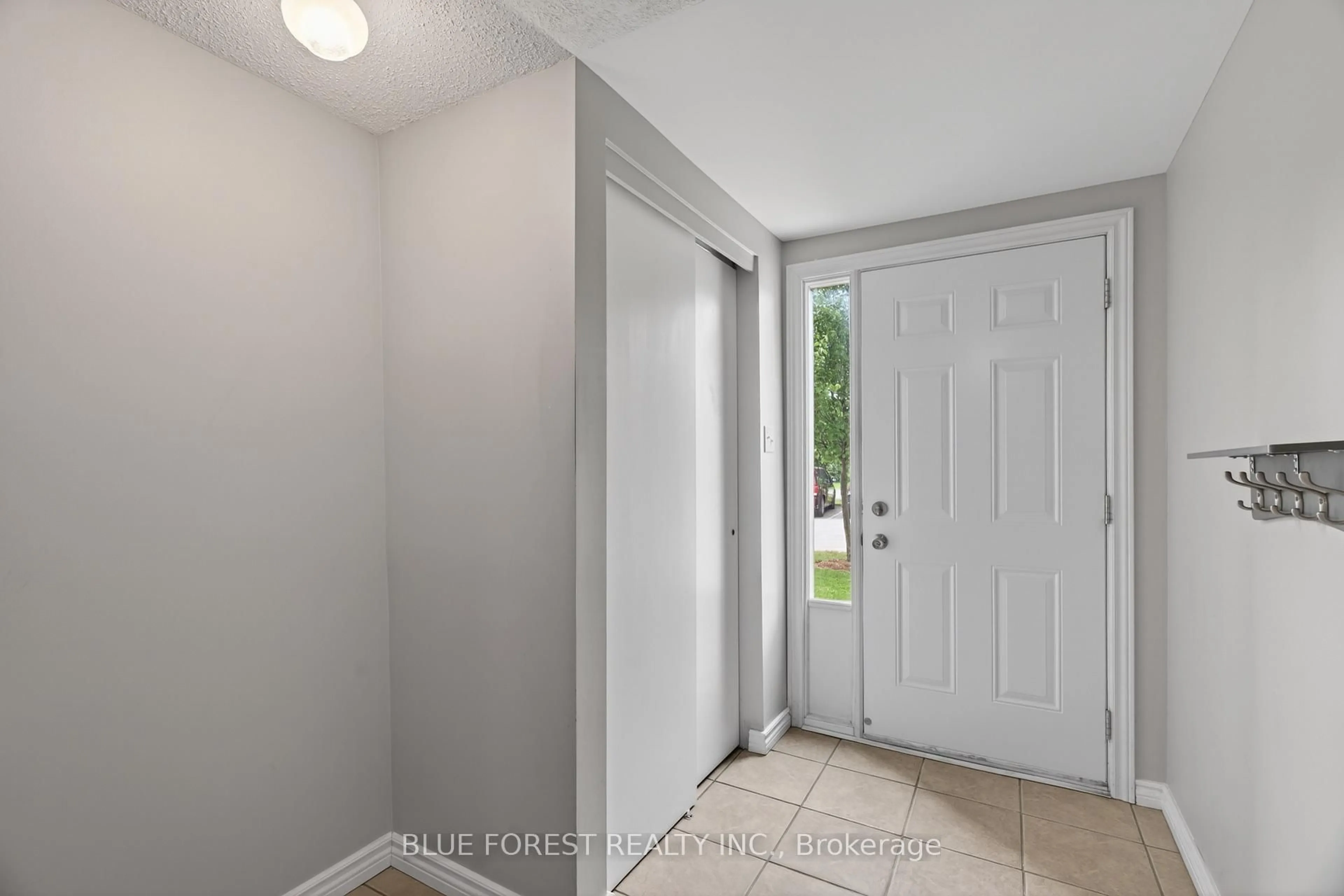 Indoor entryway for 450 Pond Mills Rd #2, London South Ontario N5Z 4X2