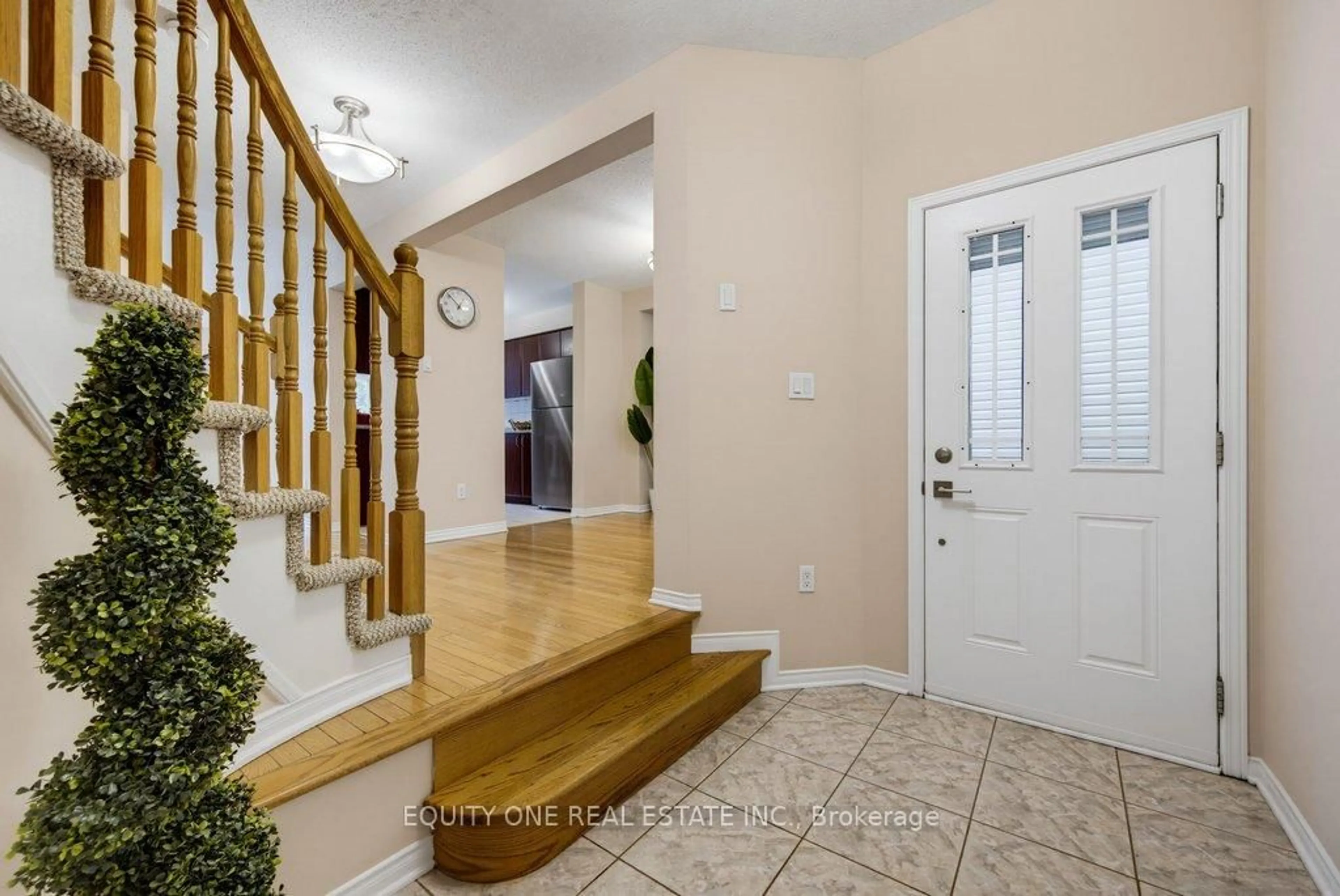 Indoor entryway for 325 Applecross Cres, Ottawa Ontario K2K 0C4