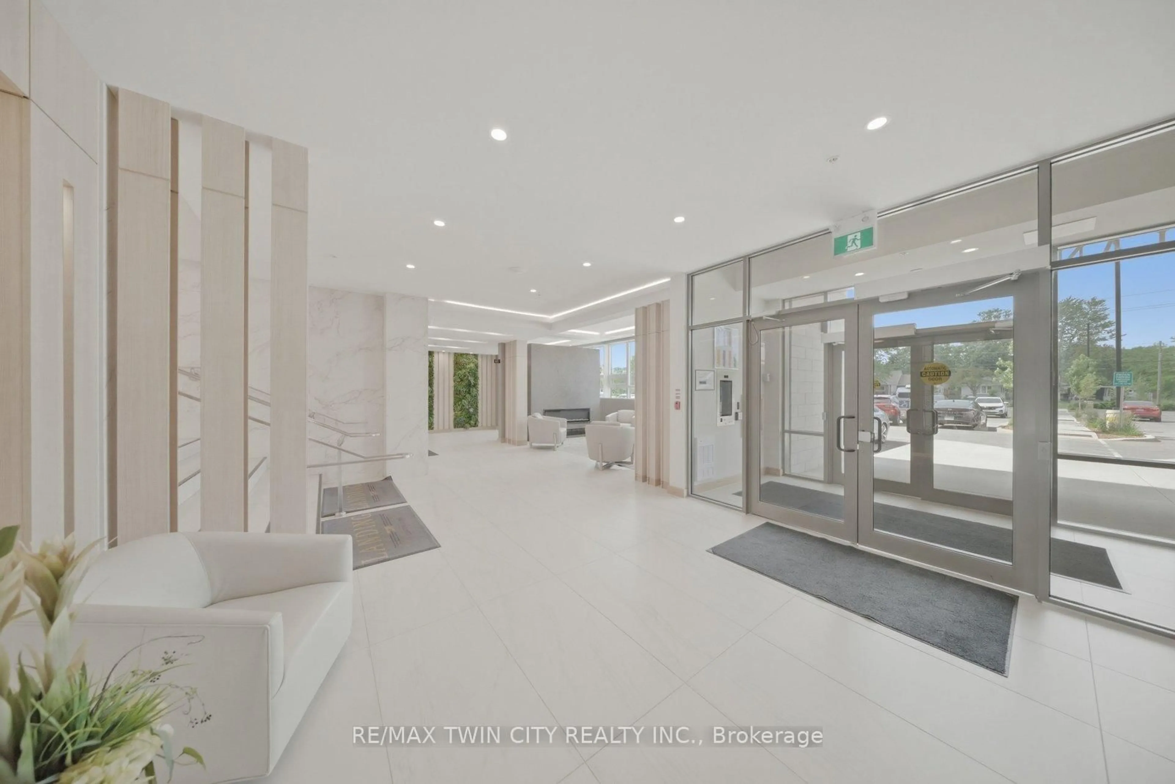 Indoor foyer for 34 Norman St #108, Brantford Ontario N3R 2Y1