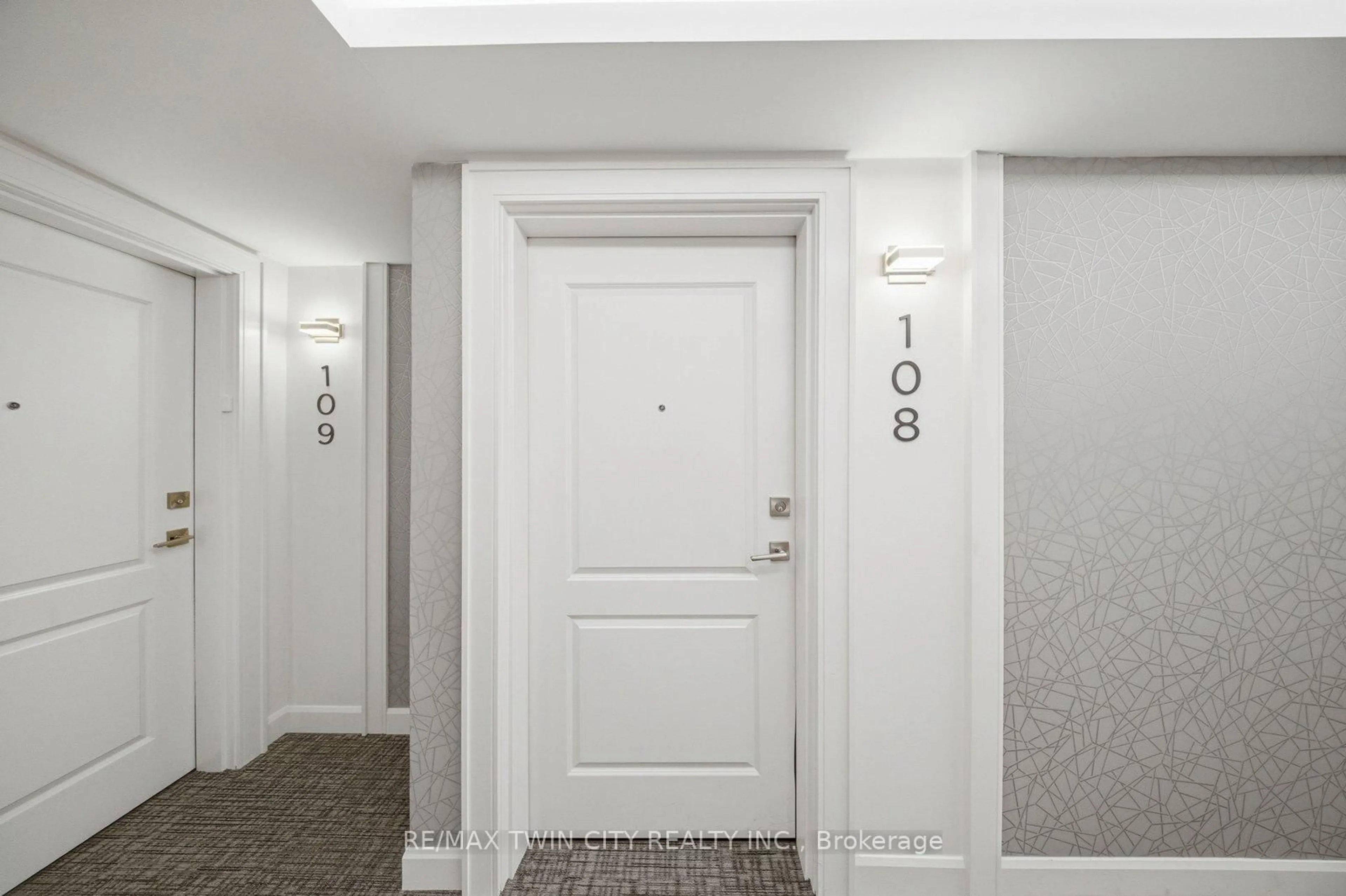 Indoor entryway for 34 Norman St #108, Brantford Ontario N3R 2Y1