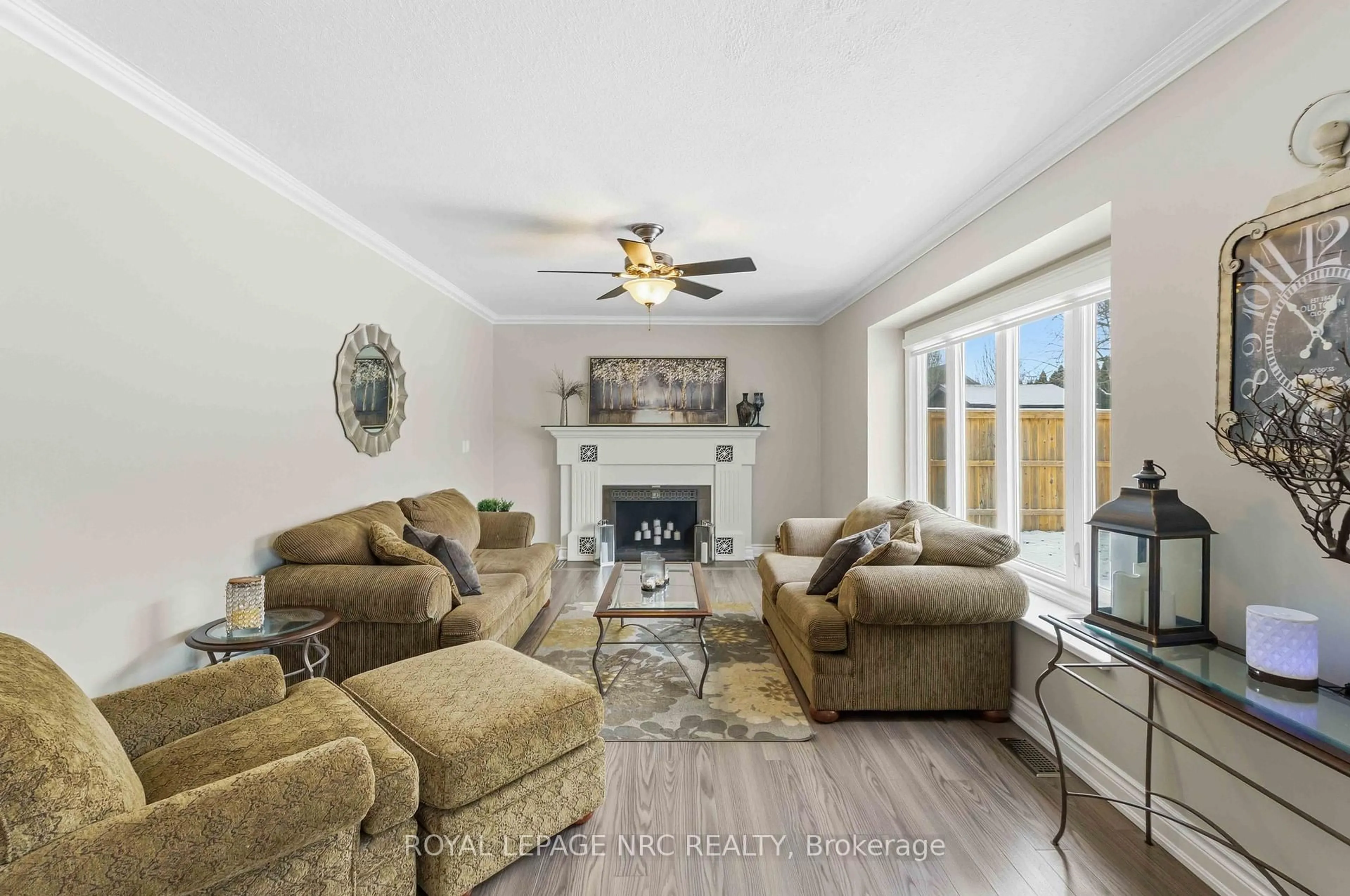 Living room with furniture, unknown for 9 Woodgarden Crt, St. Catharines Ontario L2M 7C9