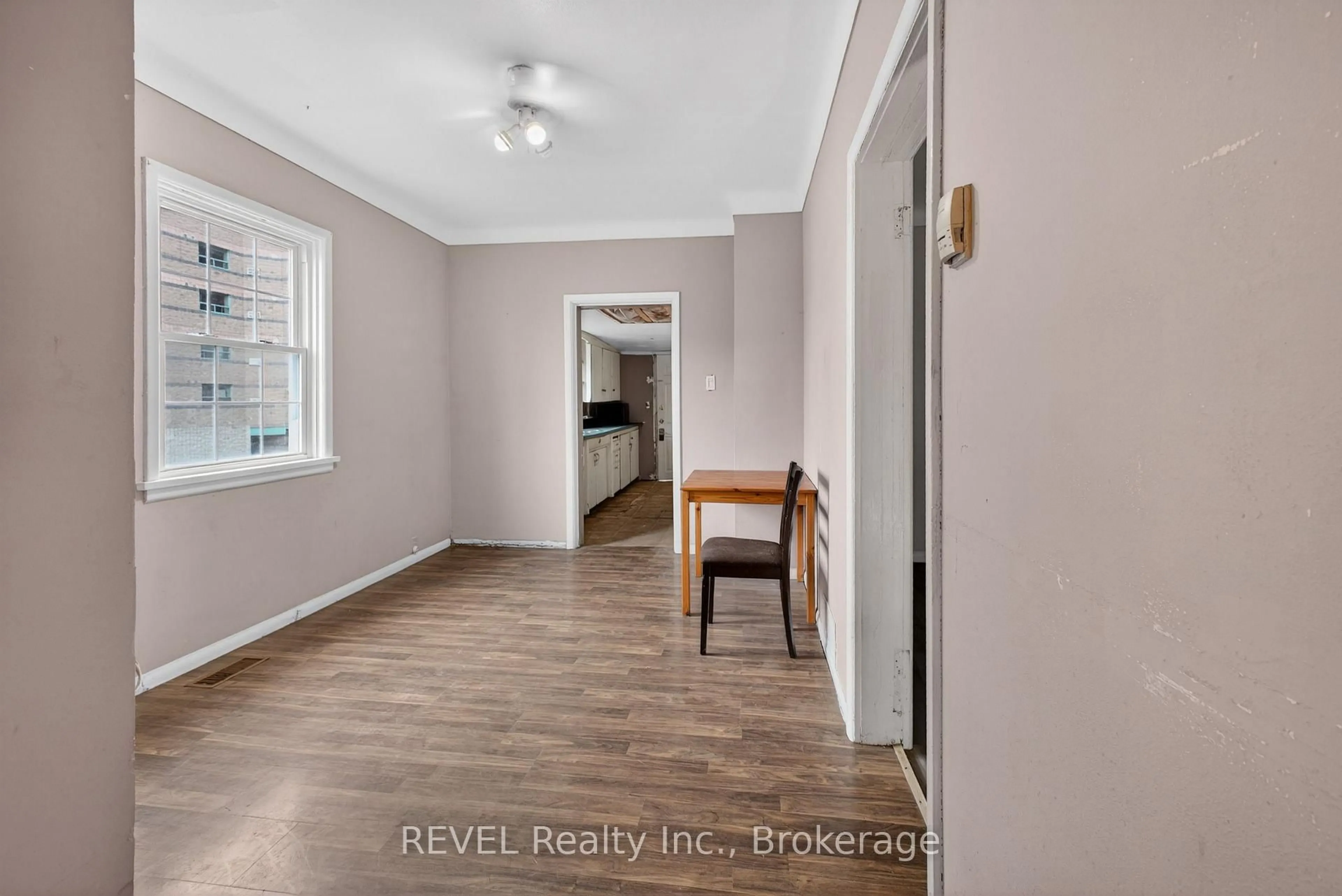 A pic of a room for 64 Division St, St. Catharines Ontario L2R 3G6