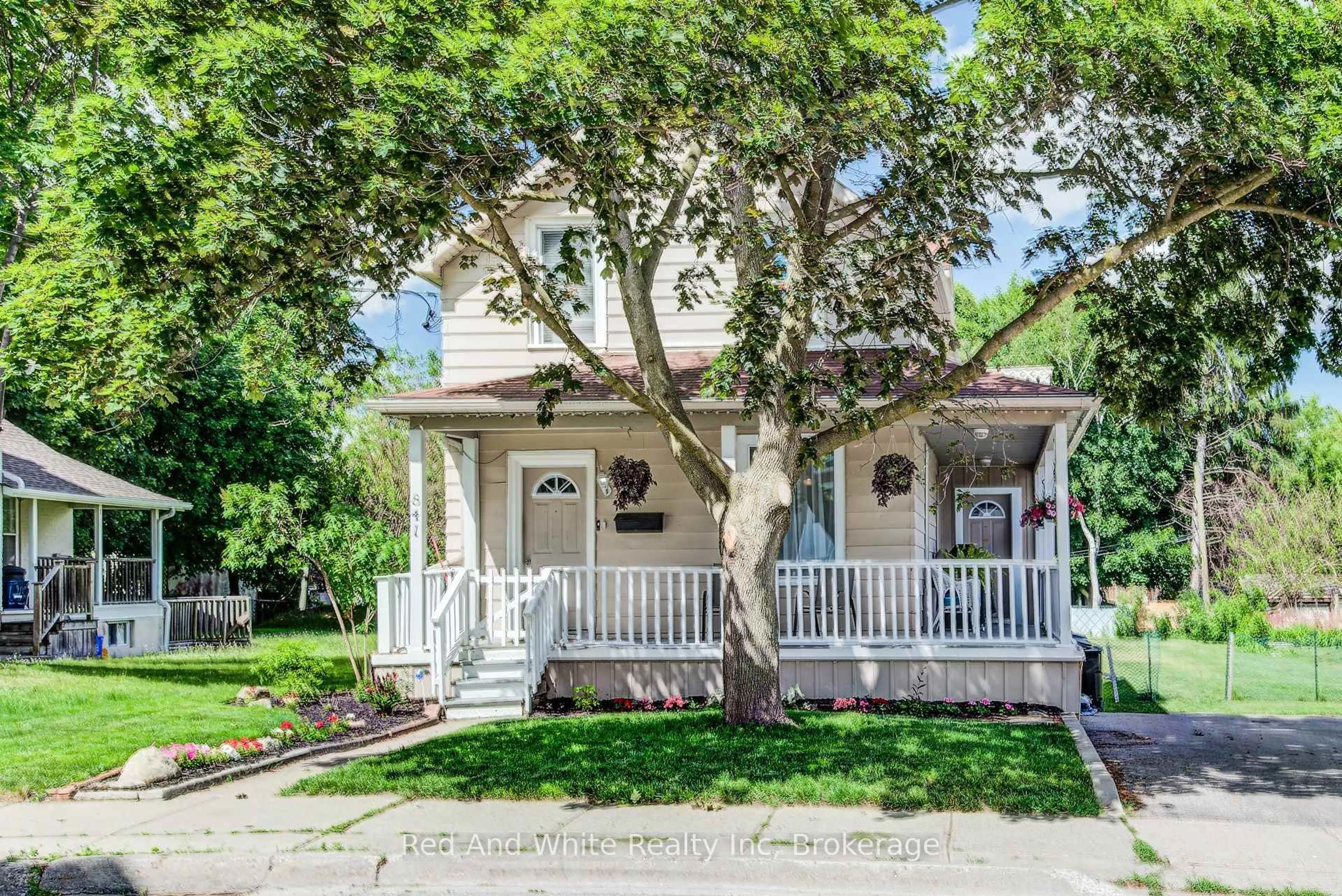 Home with vinyl exterior material, street for 841 Duke St, Cambridge Ontario N3H 3T8