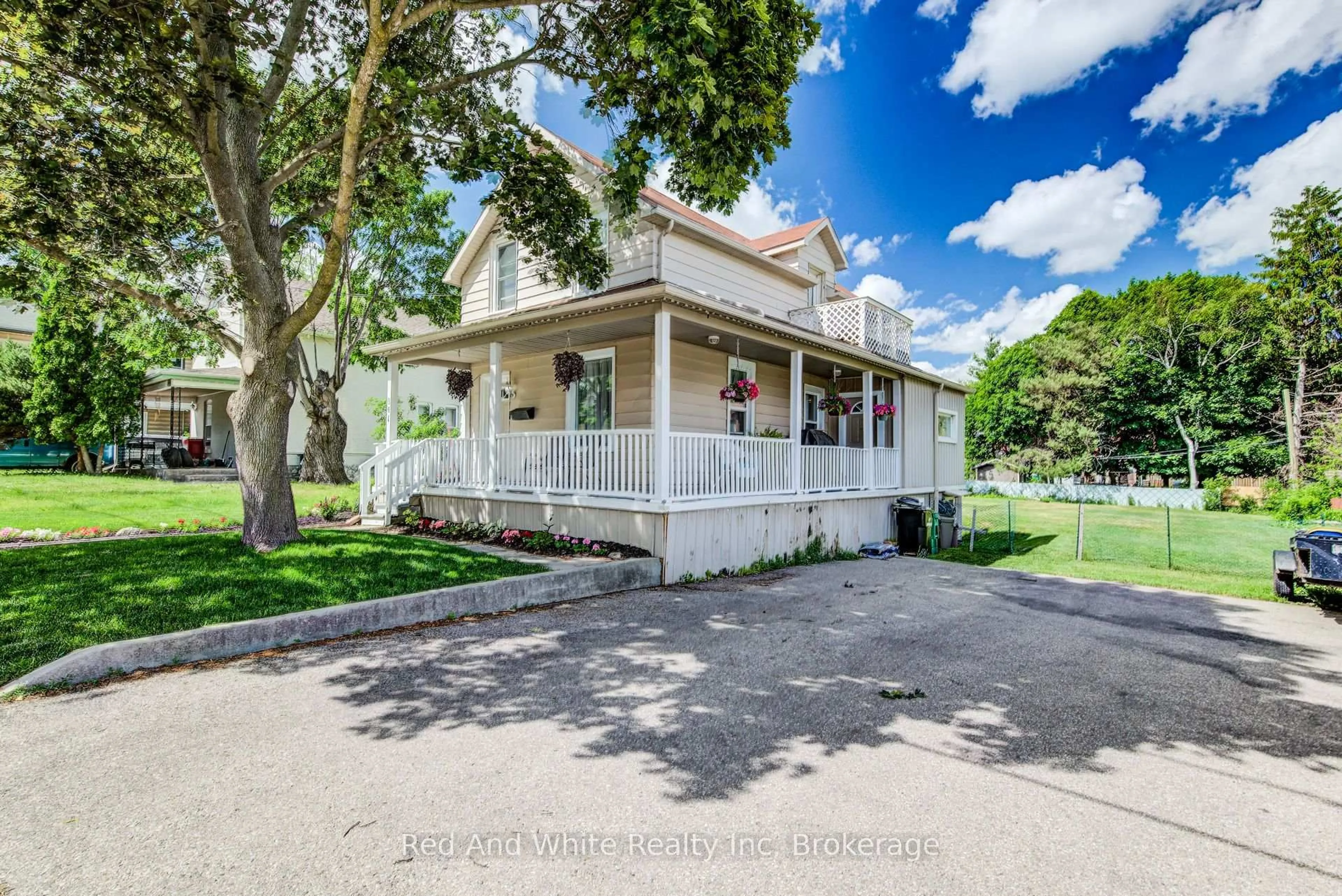 A pic from outside/outdoor area/front of a property/back of a property/a pic from drone, street for 841 Duke St, Cambridge Ontario N3H 3T8