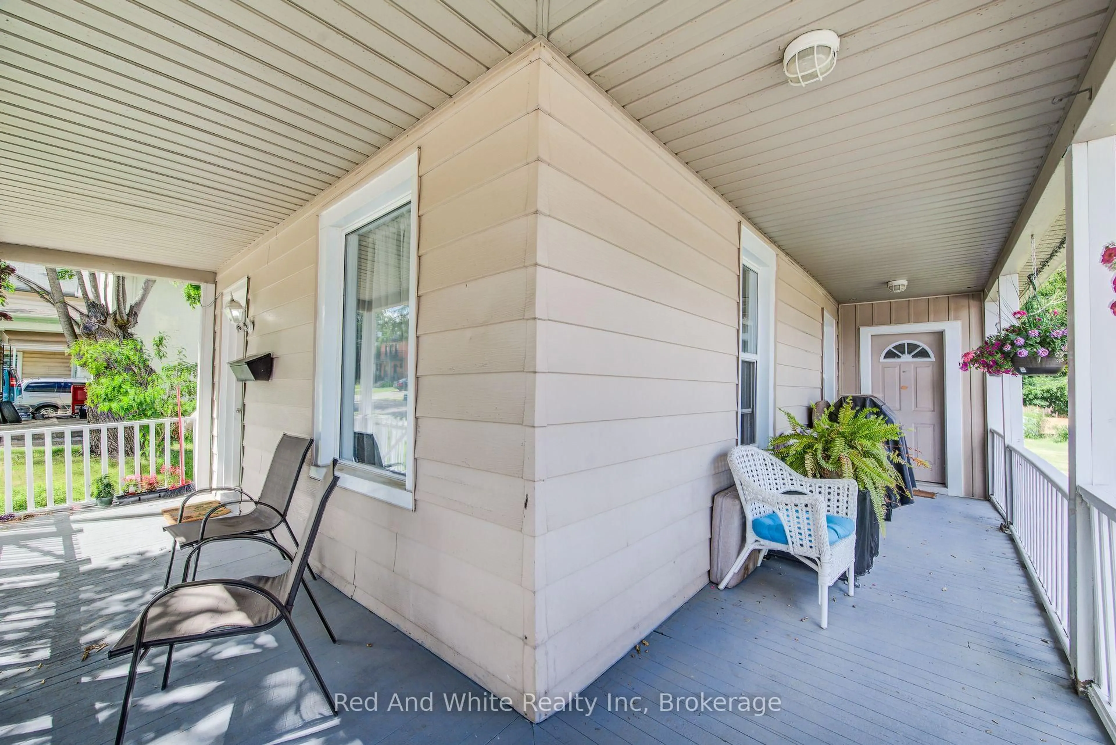 Patio, unknown for 841 Duke St, Cambridge Ontario N3H 3T8