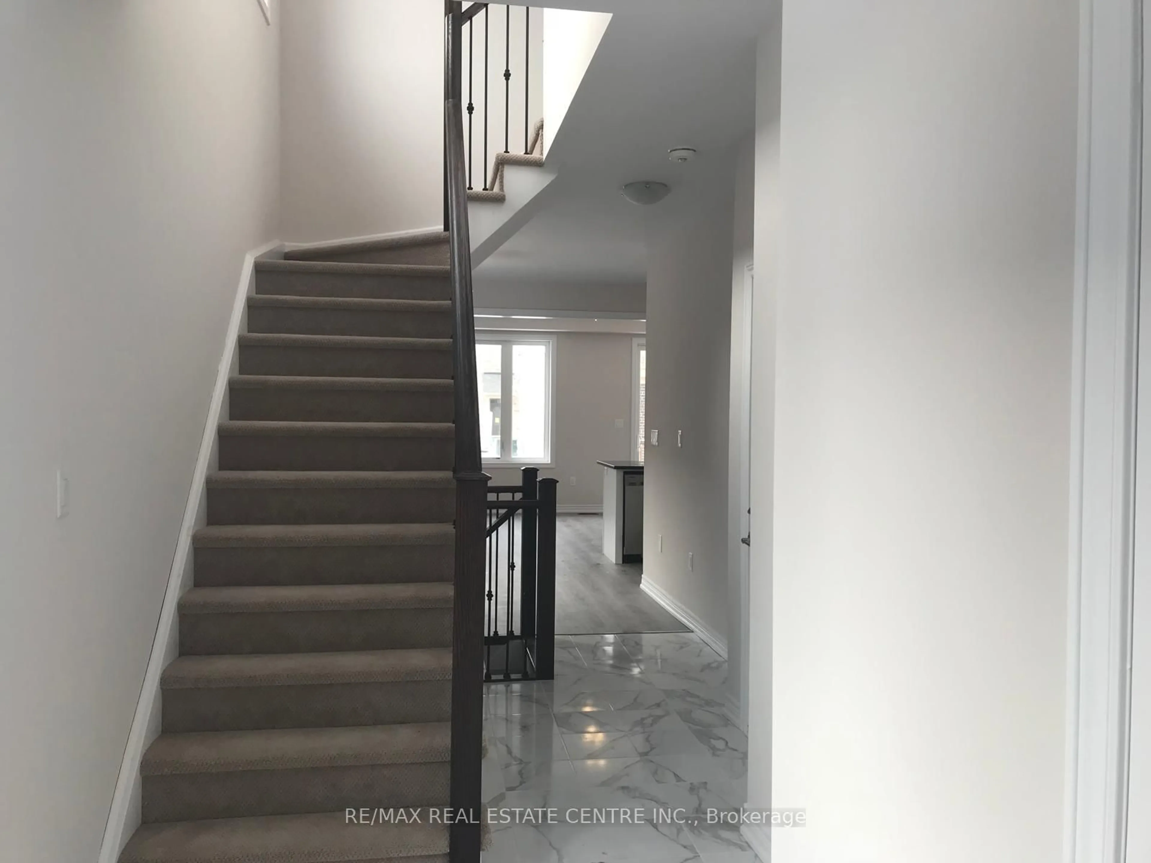 Indoor foyer for 1890 Rymal Rd #167, Hamilton Ontario L0R 1P0