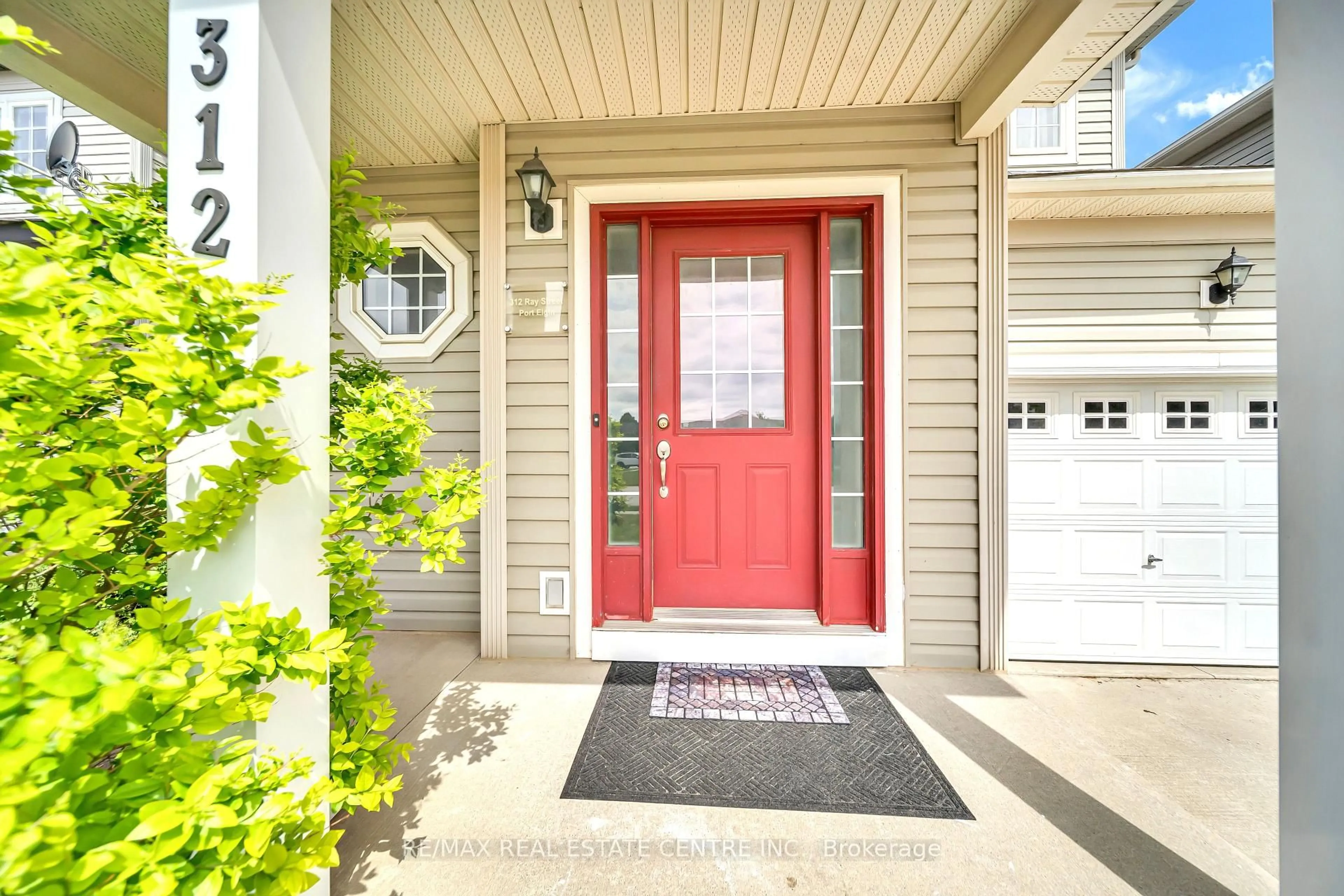 Indoor entryway for 312 Ray St, Saugeen Shores Ontario N0H 2C1