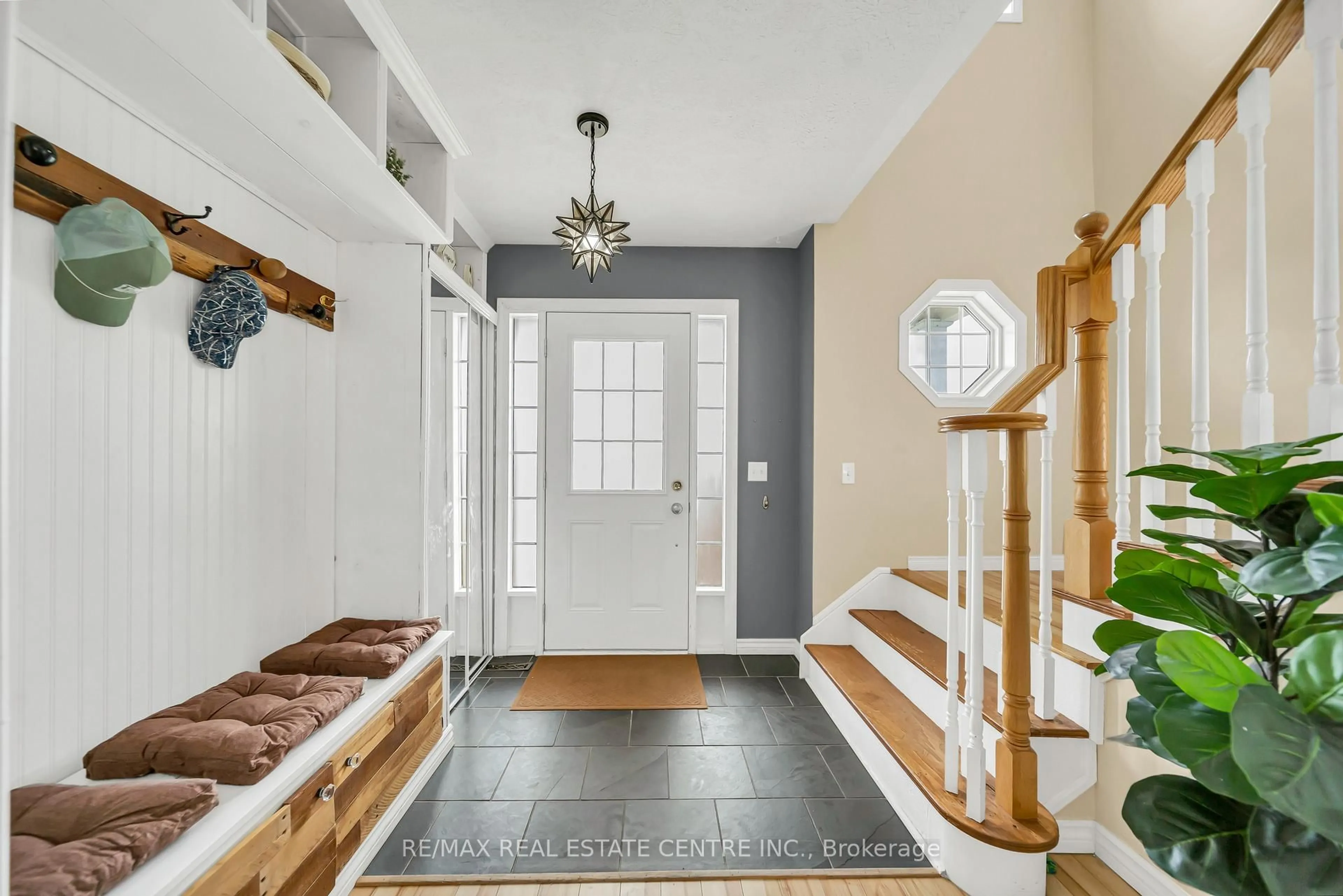 Indoor entryway for 312 Ray St, Saugeen Shores Ontario N0H 2C1