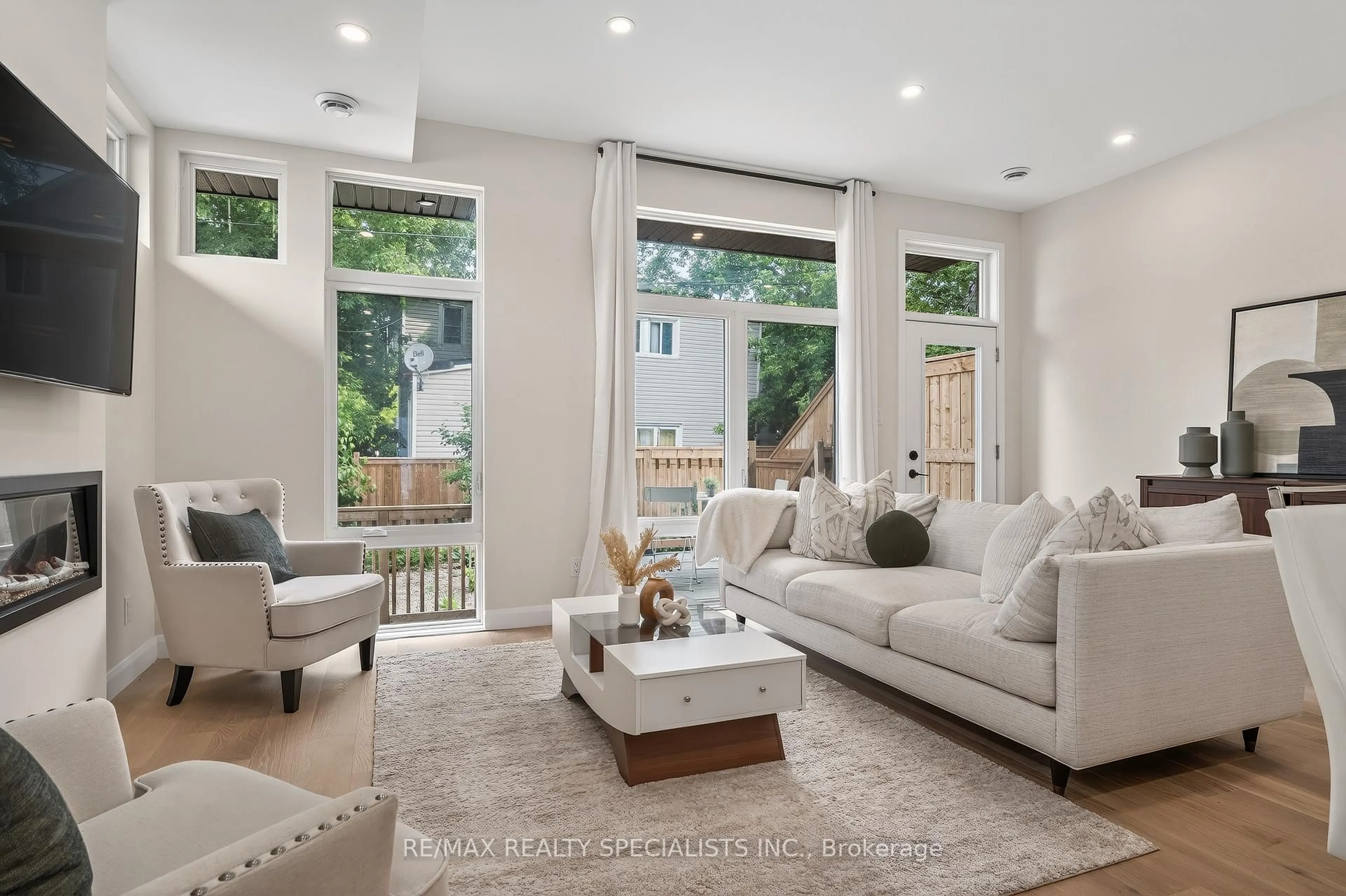 Living room with furniture, unknown for 207 Montfort St, Ottawa Ontario K1L 5P3