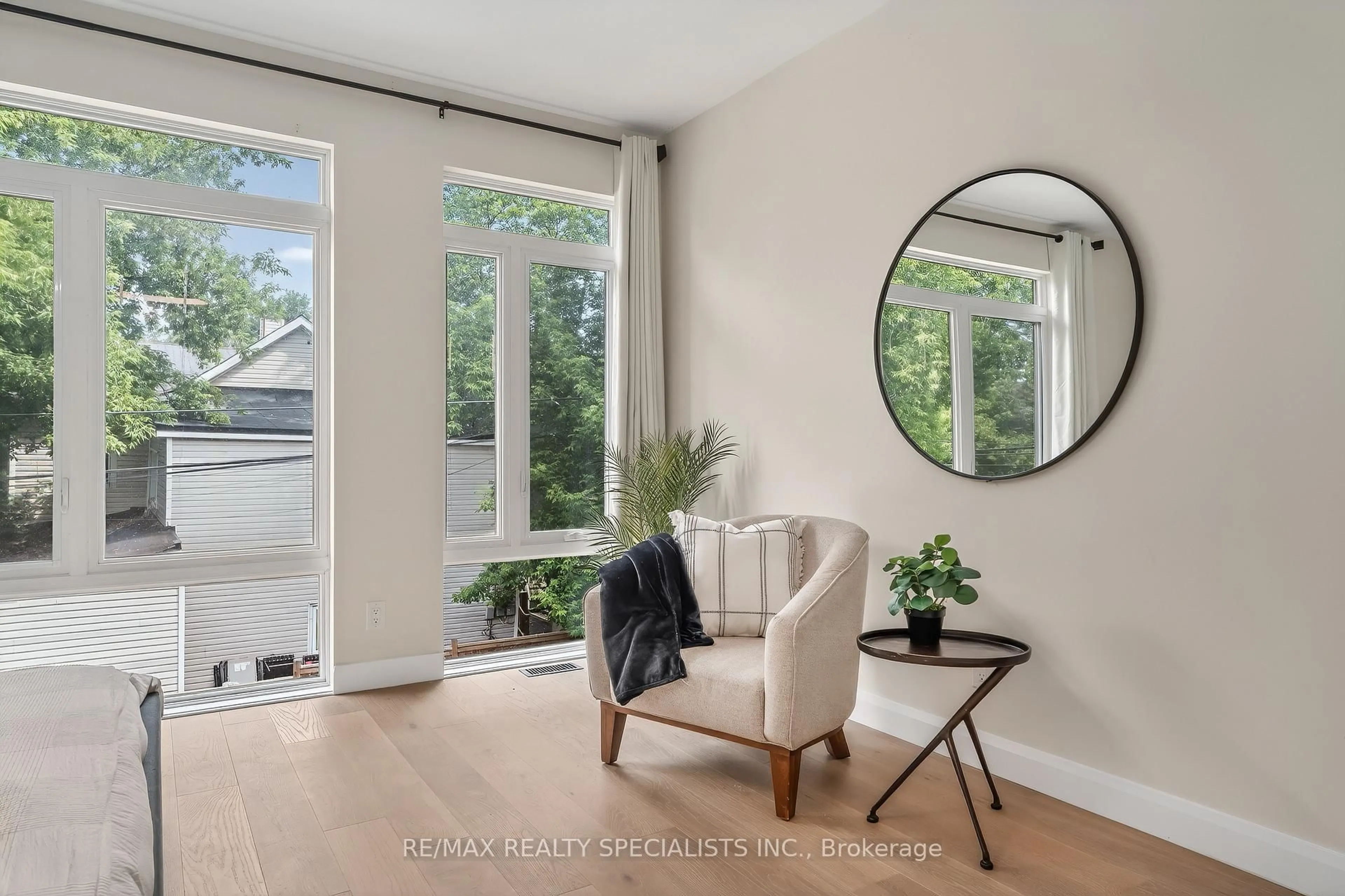Unknown for 207 Montfort St, Ottawa Ontario K1L 5P3
