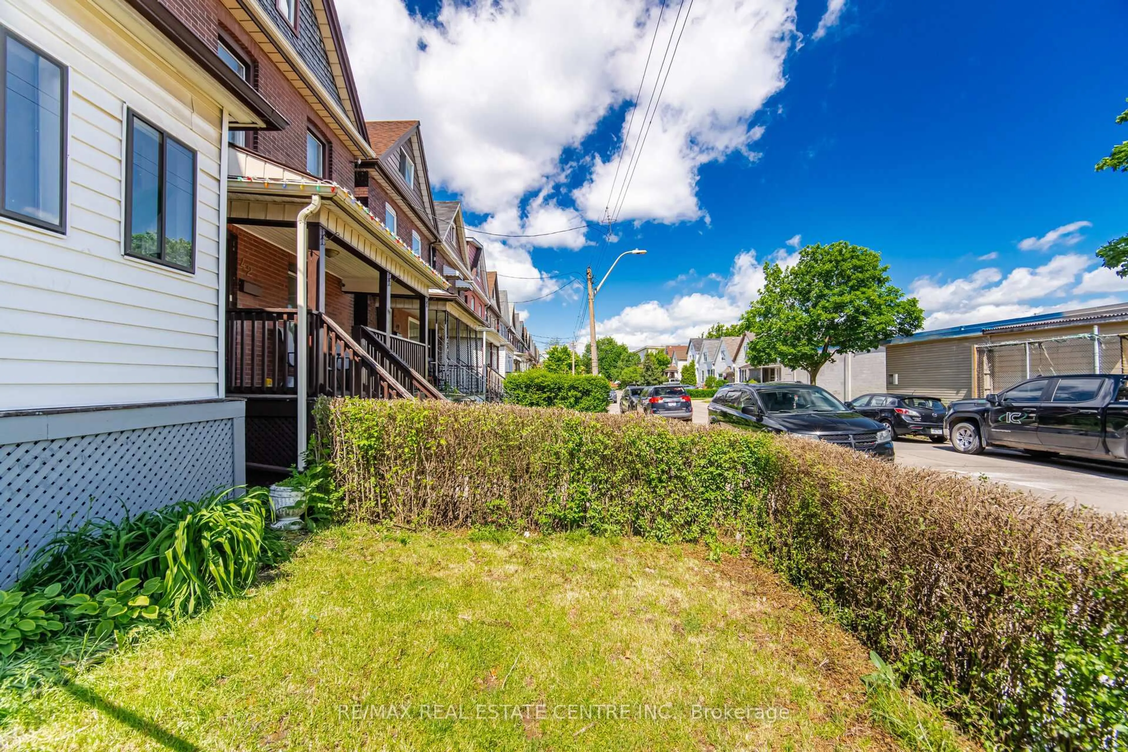 A pic from outside/outdoor area/front of a property/back of a property/a pic from drone, street for 44 Gordon St, Hamilton Ontario L8L 3H2