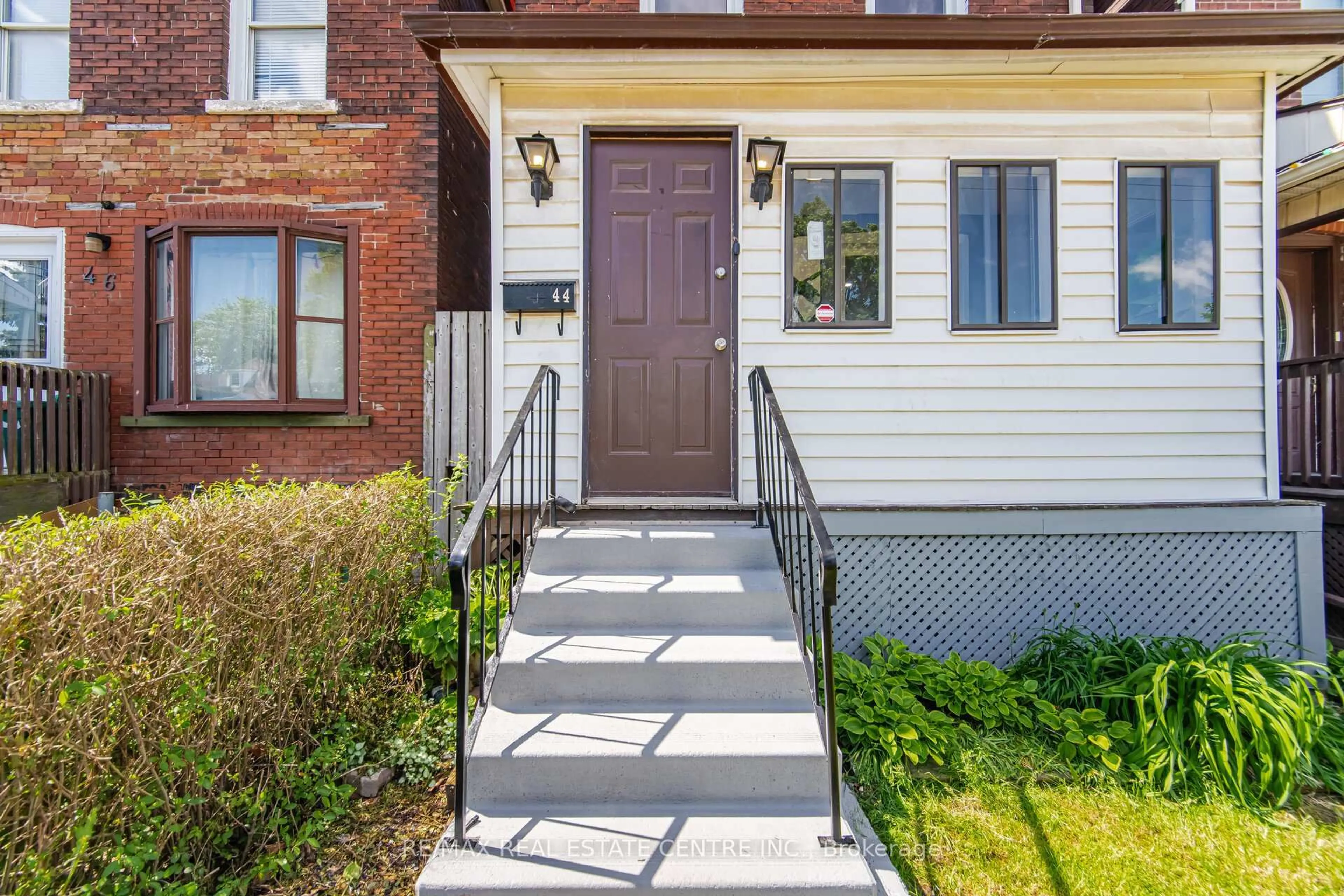 Home with brick exterior material, street for 44 Gordon St, Hamilton Ontario L8L 3H2