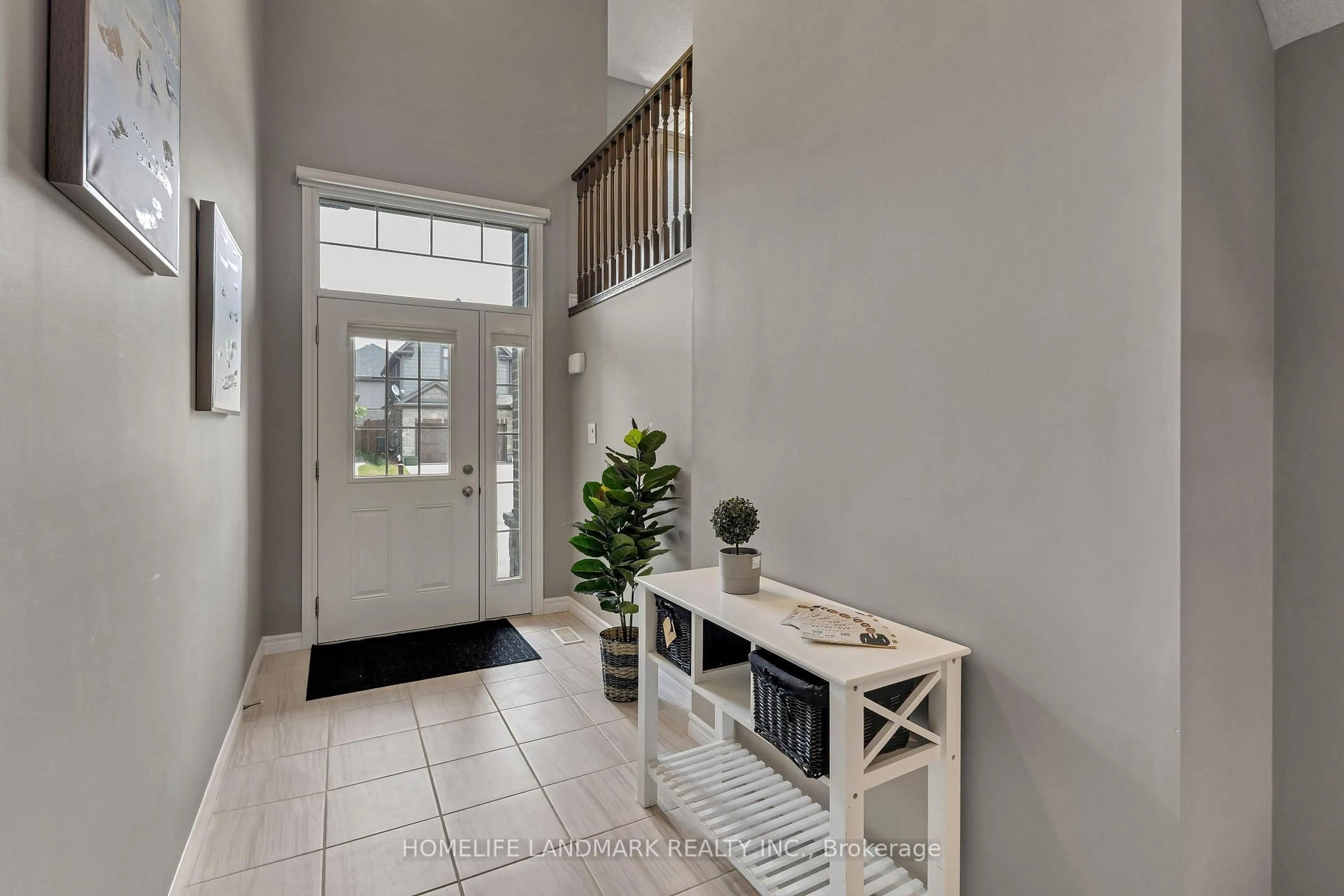 Indoor entryway for 256 FALCONRIDGE Dr, Kitchener Ontario N2K 0C5