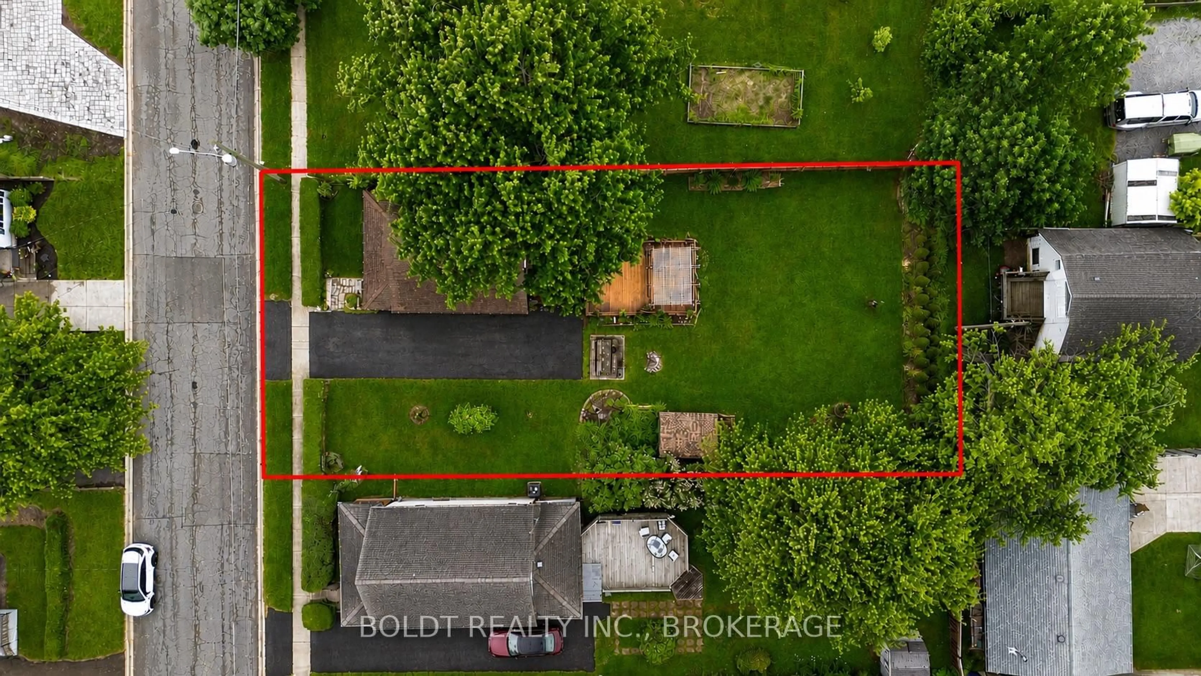 A pic from outside/outdoor area/front of a property/back of a property/a pic from drone, street for 23 Torrance St, Fort Erie Ontario L2A 4C3