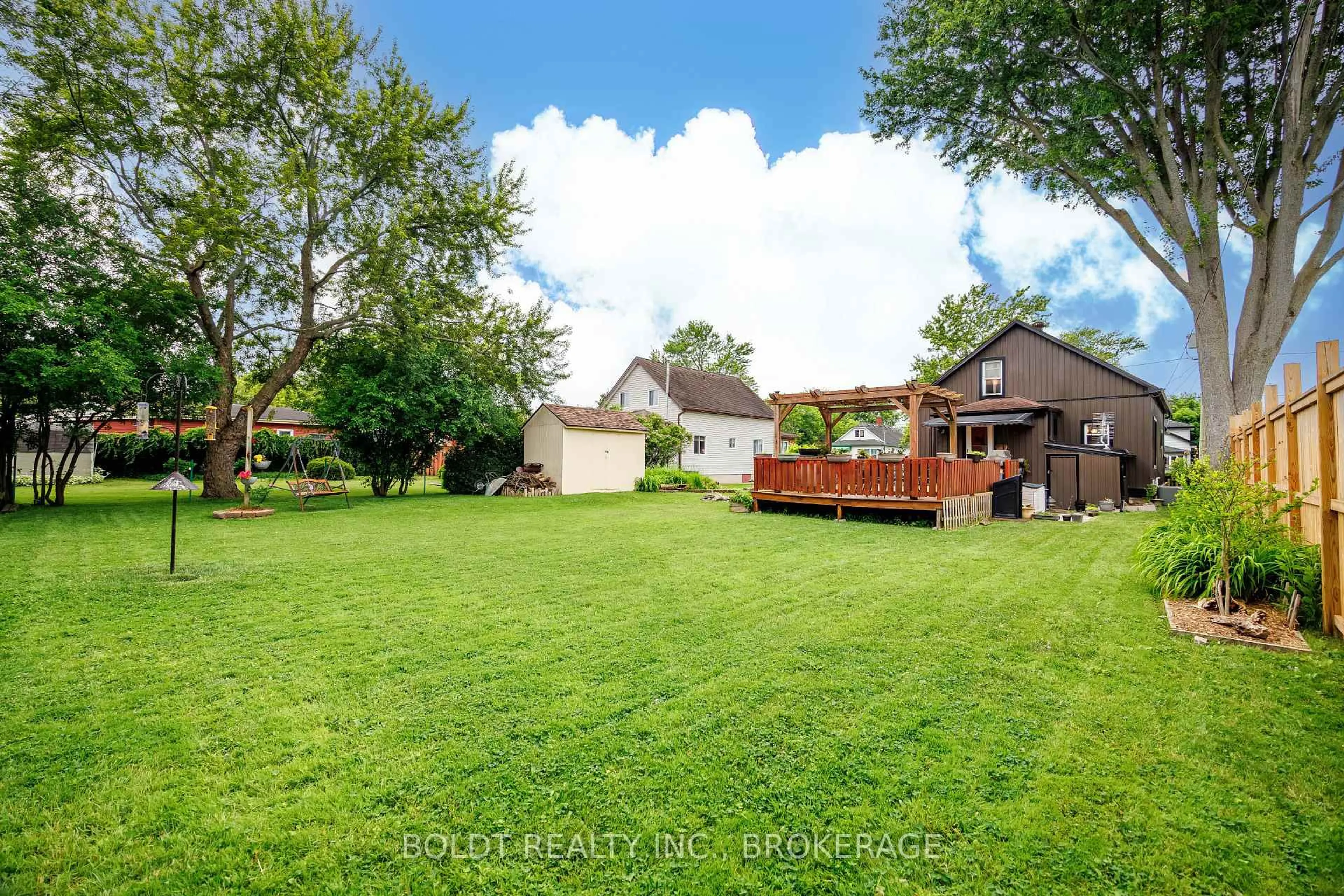 A pic from outside/outdoor area/front of a property/back of a property/a pic from drone, unknown for 23 Torrance St, Fort Erie Ontario L2A 4C3