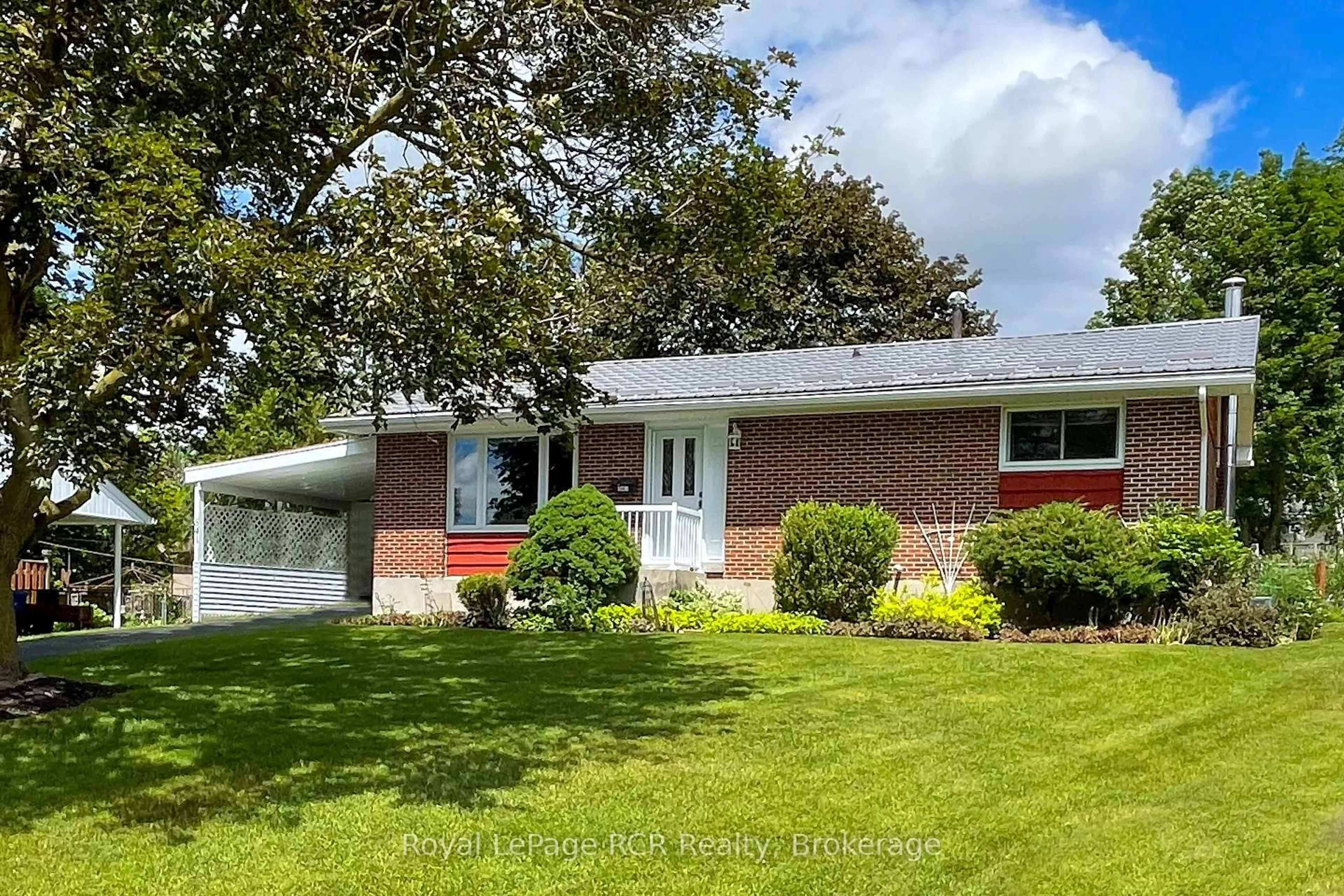 Home with vinyl exterior material, street for 541 18th Ave, Hanover Ontario N4N 3B2