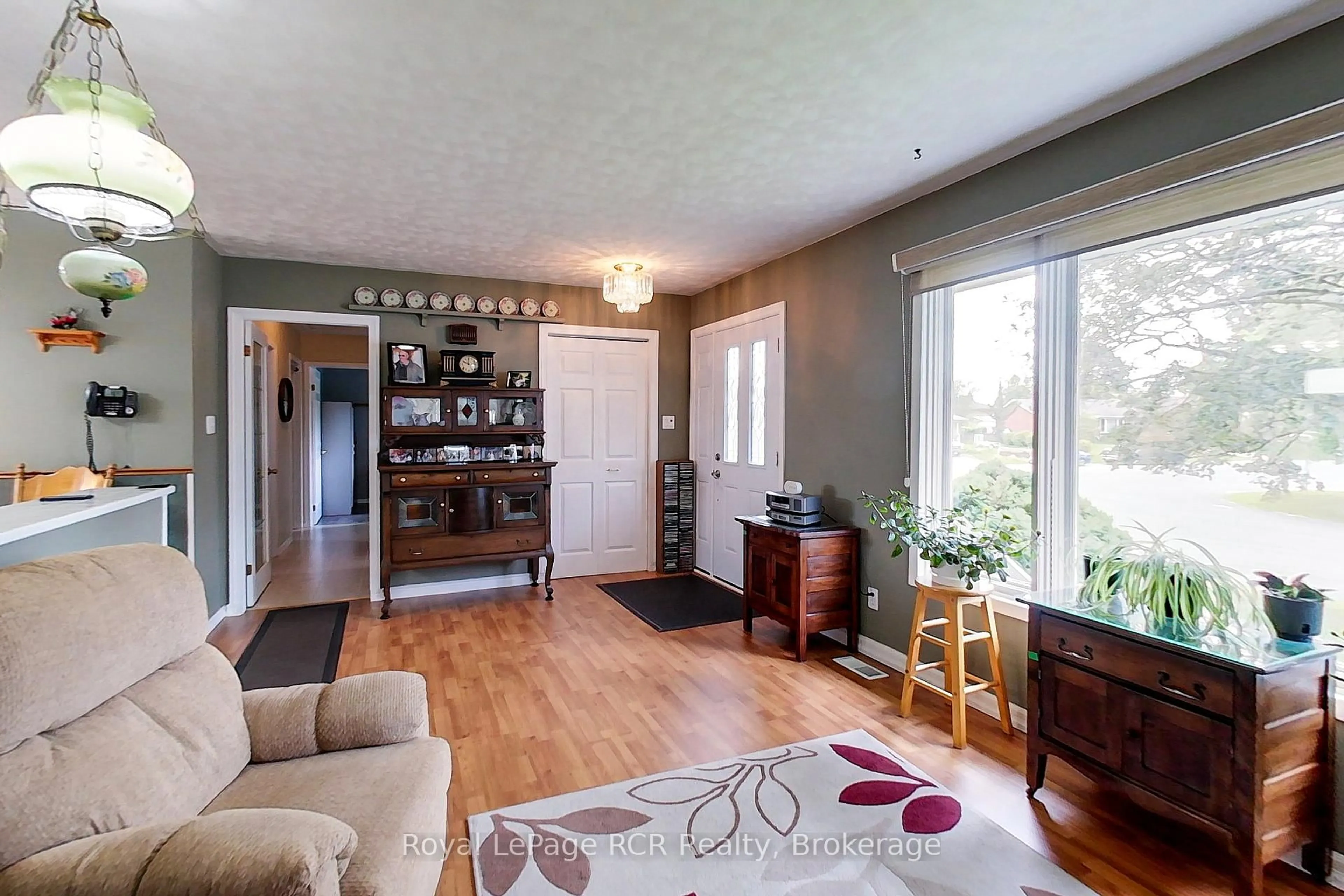 Living room with furniture, wood/laminate floor for 541 18th Ave, Hanover Ontario N4N 3B2