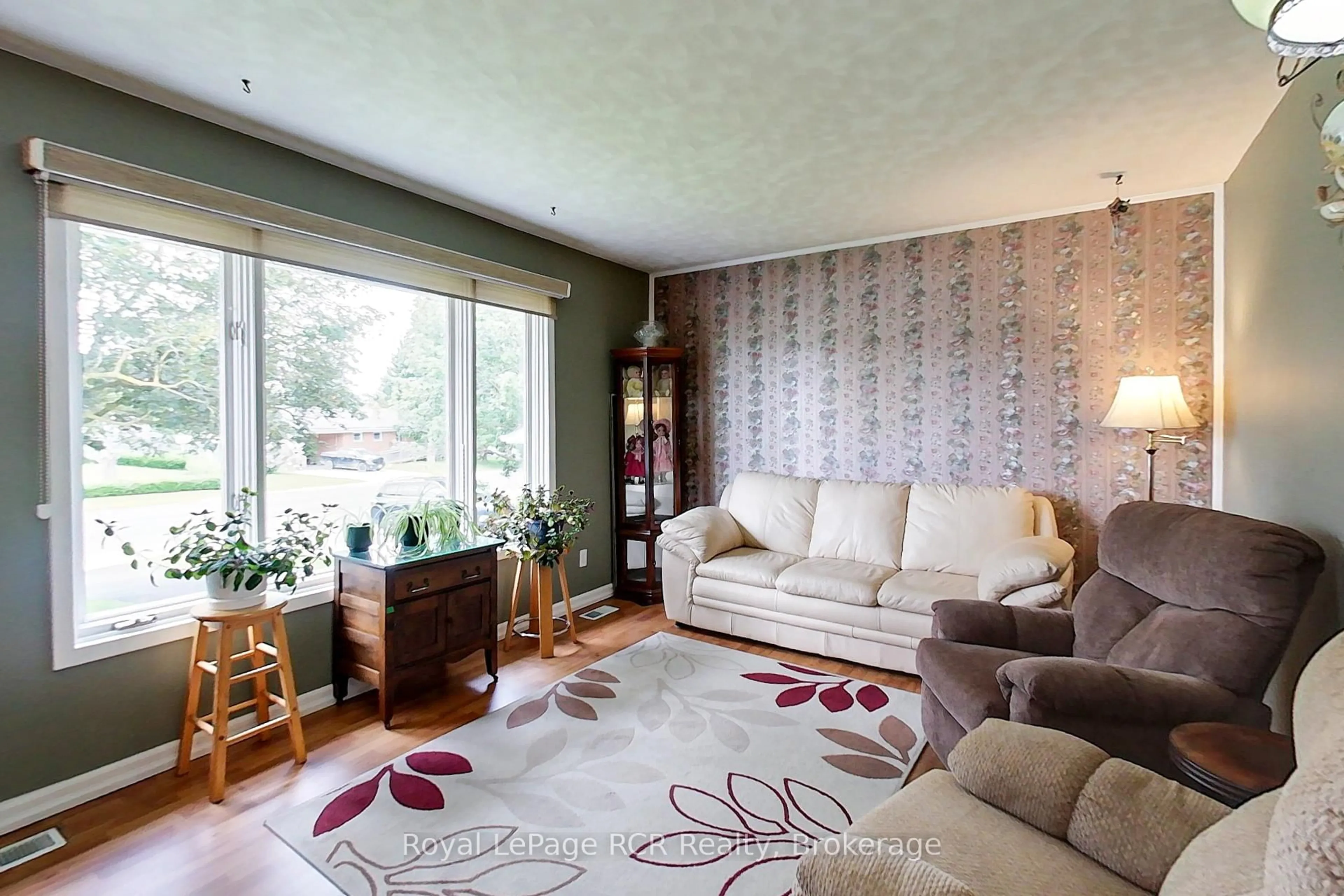 Living room with furniture, unknown for 541 18th Ave, Hanover Ontario N4N 3B2