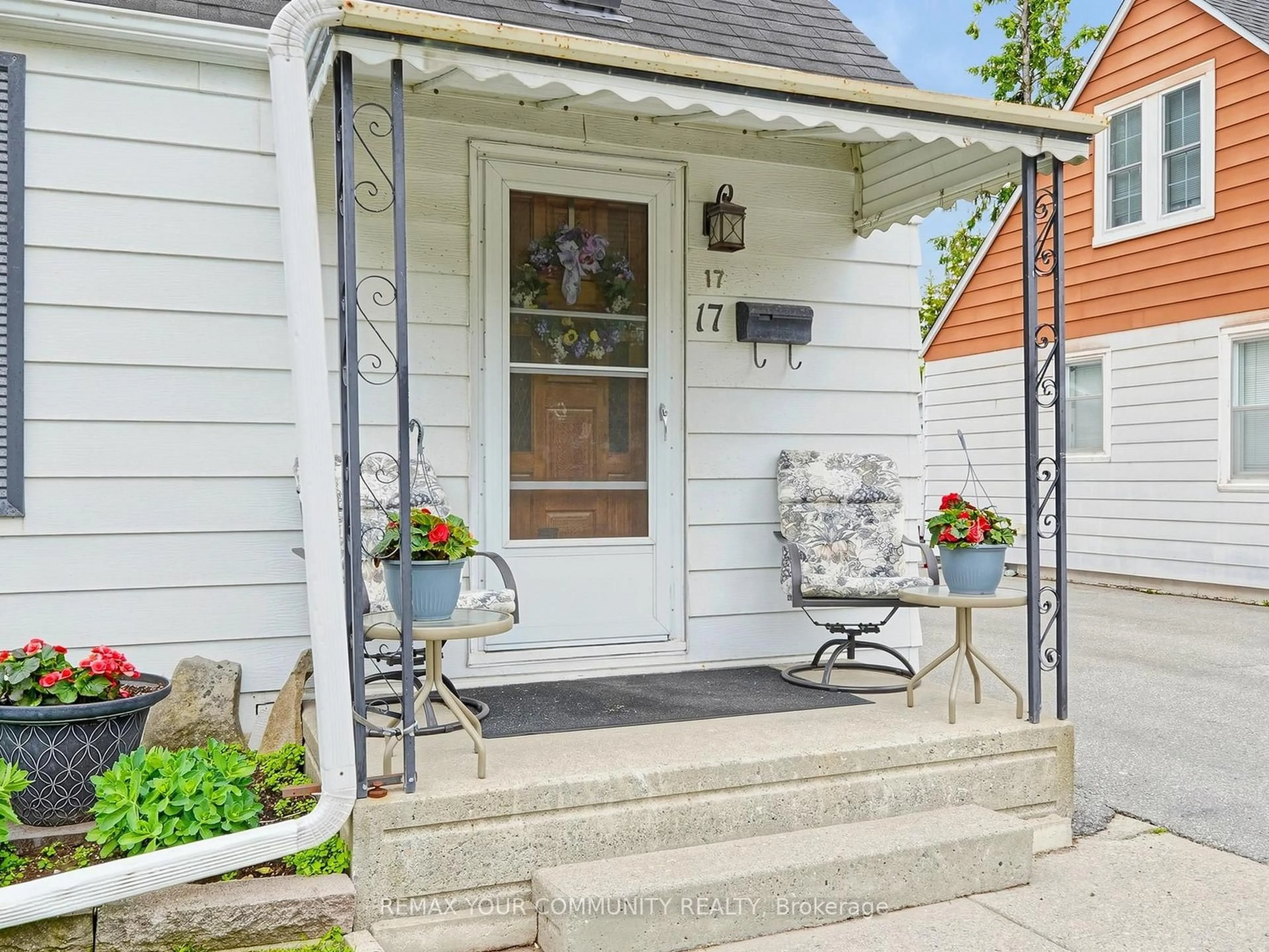 Indoor entryway for 17 Colborne St, Kawartha Lakes Ontario K9V 1K2