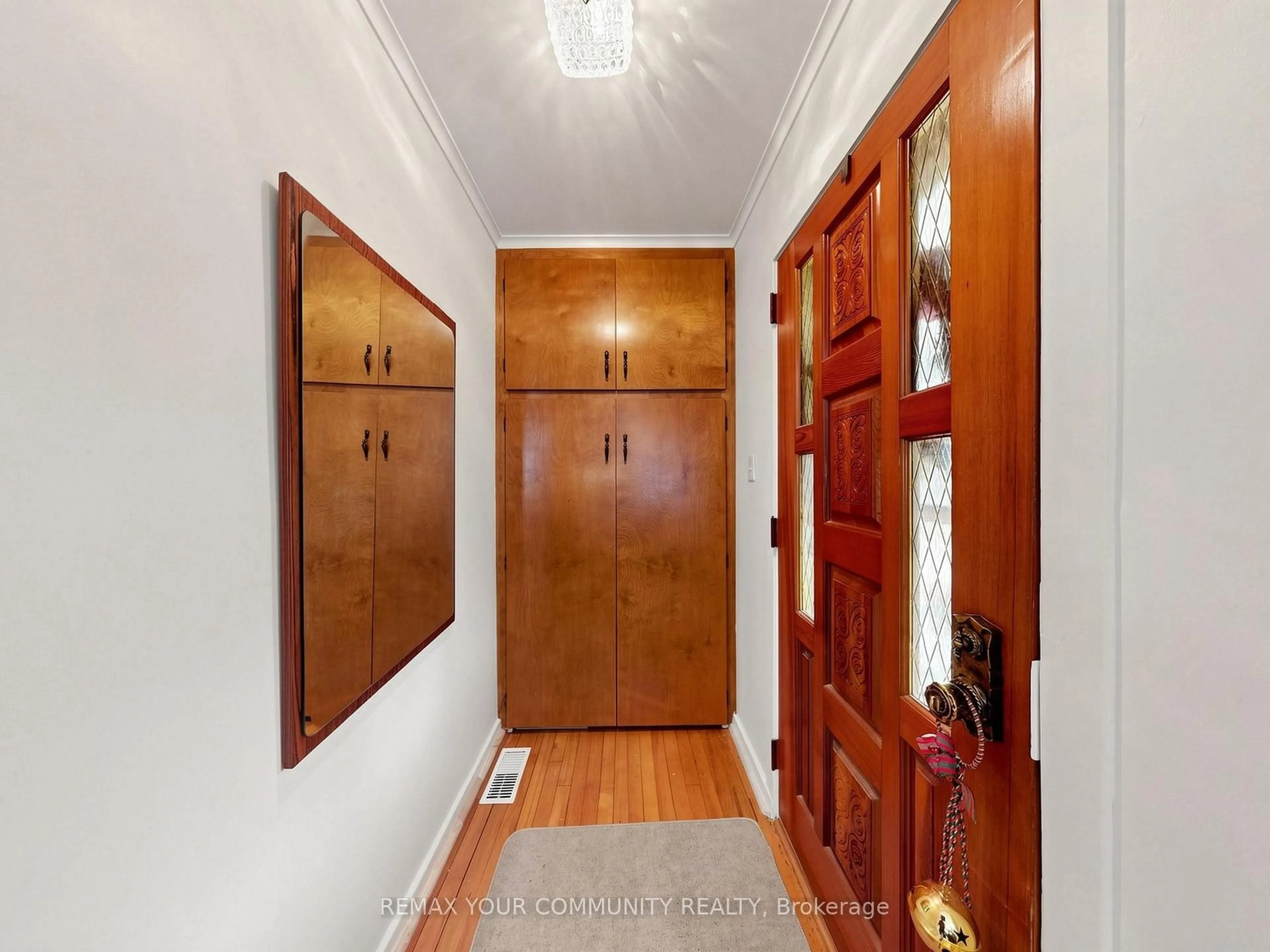 Indoor entryway for 17 Colborne St, Kawartha Lakes Ontario K9V 1K2