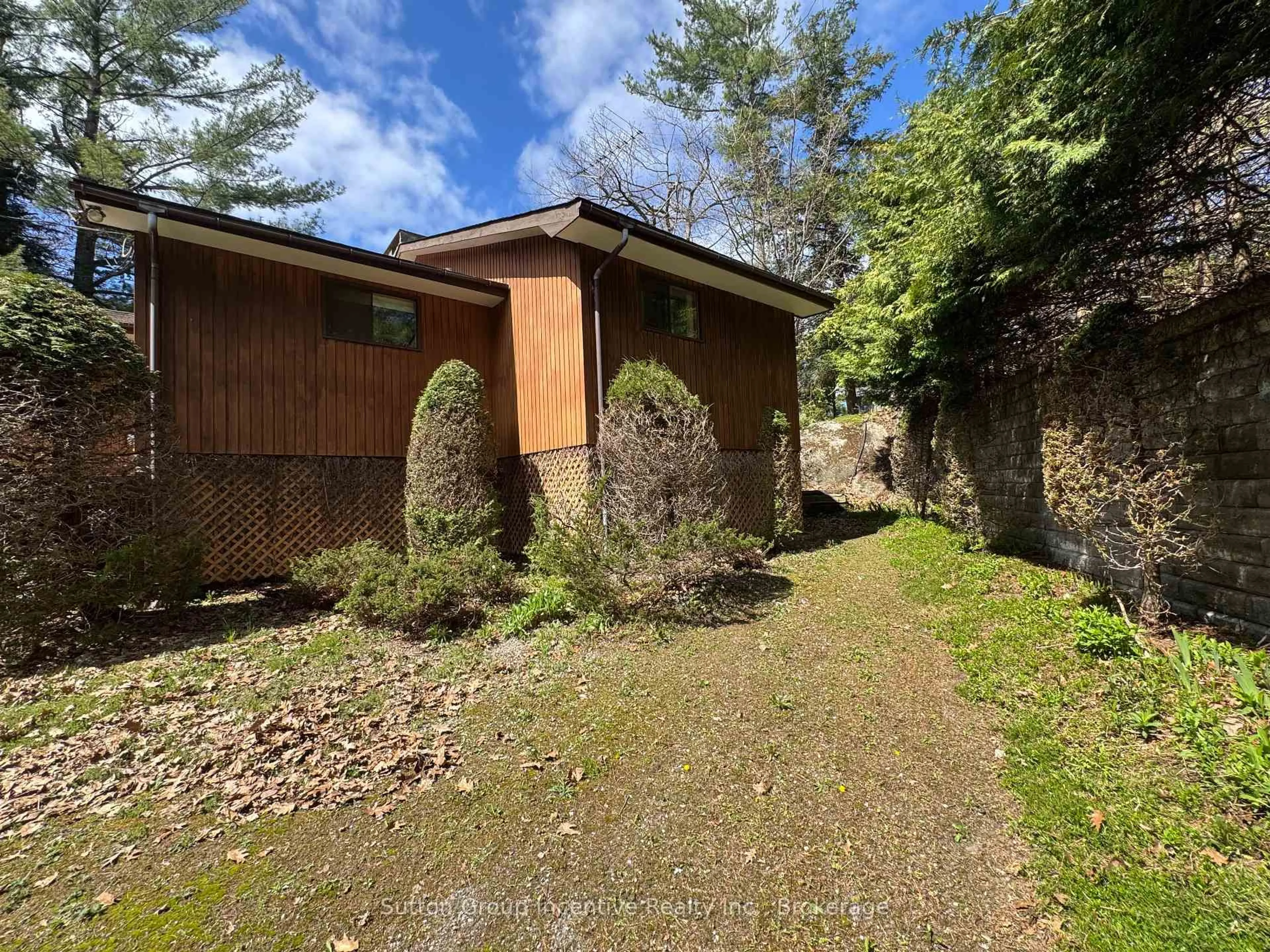 A pic from outside/outdoor area/front of a property/back of a property/a pic from drone, unknown for 1017 Goldfinch Crt, Gravenhurst Ontario P0E 1G0