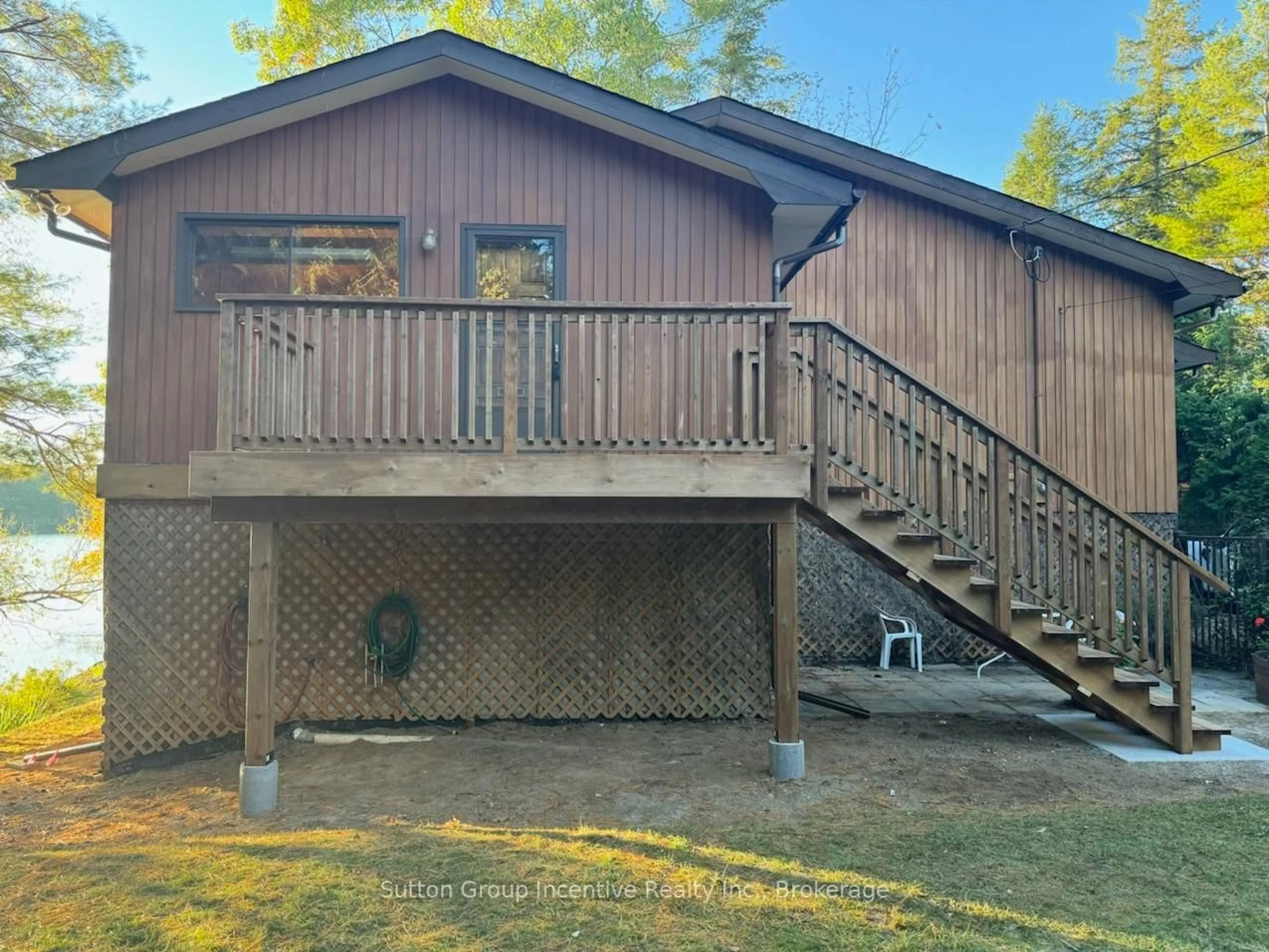 Home with vinyl exterior material, building for 1017 Goldfinch Crt, Gravenhurst Ontario P0E 1G0