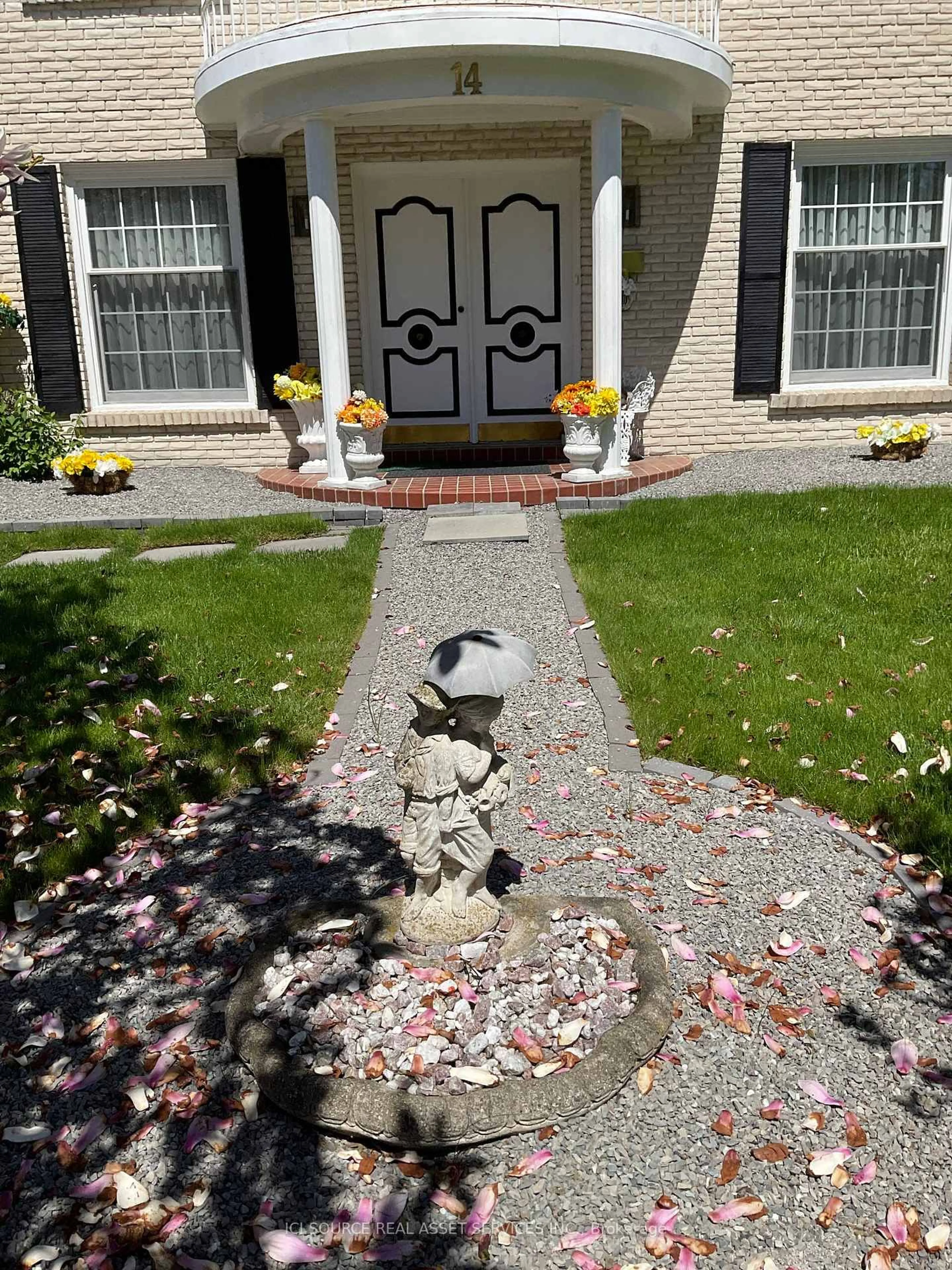 Indoor entryway for 14 Robinhood Dr, Hamilton Ontario L9H 4G1