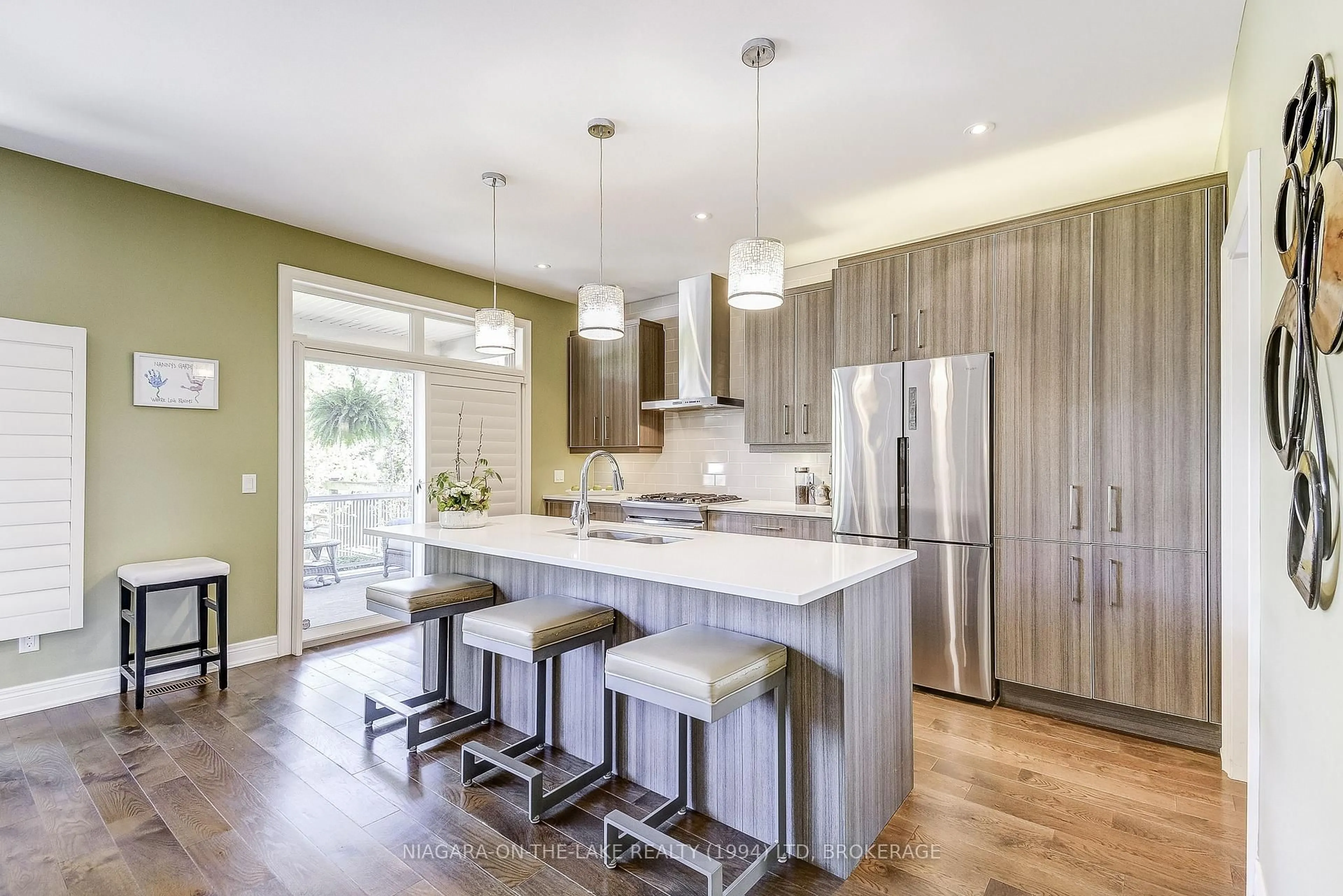Contemporary kitchen, wood/laminate floor for 6 TULIP TREE Rd, Niagara-on-the-Lake Ontario L0S 1J1