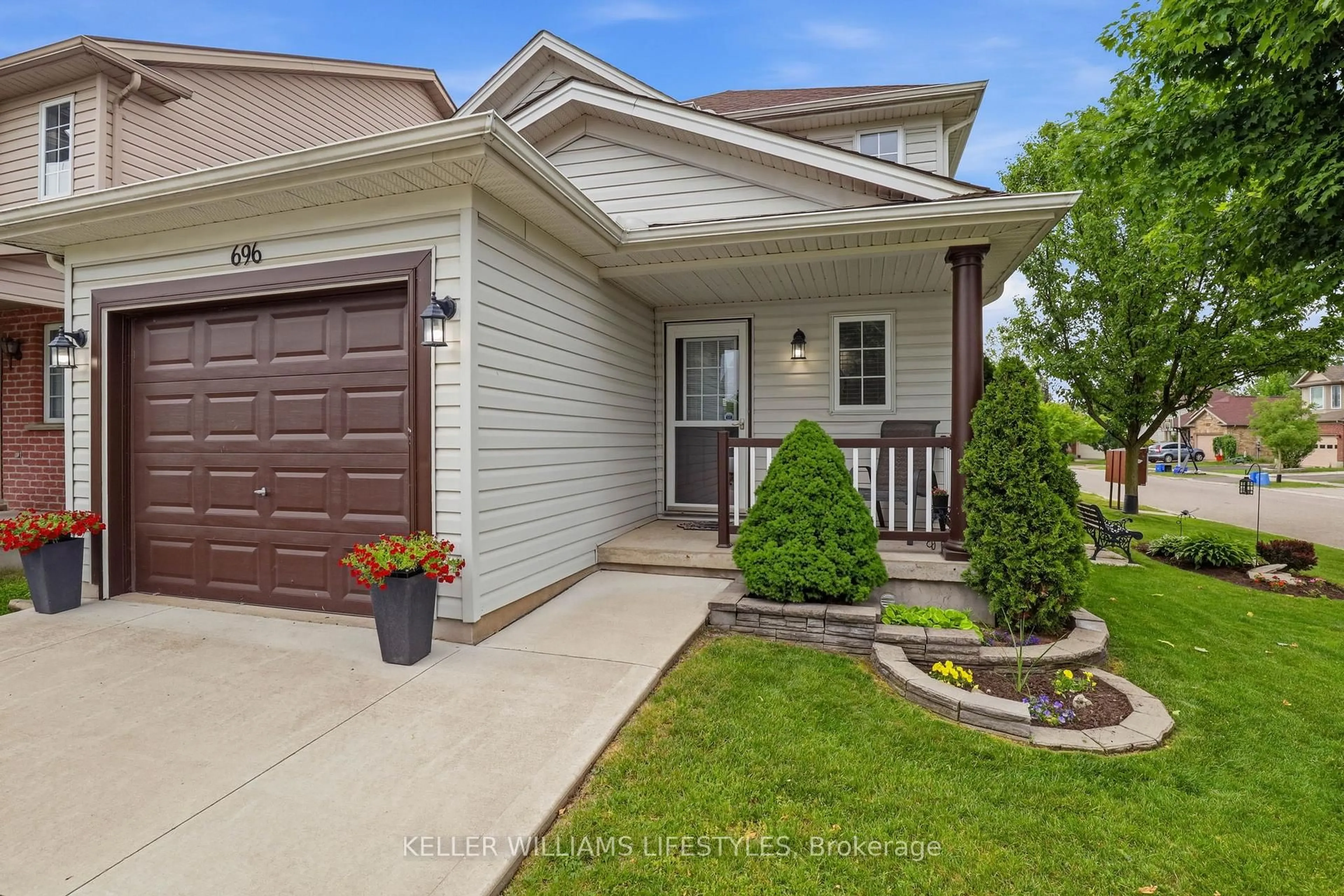 Home with vinyl exterior material, street for 696 Fieldgate Circ, London East Ontario N5V 5E8