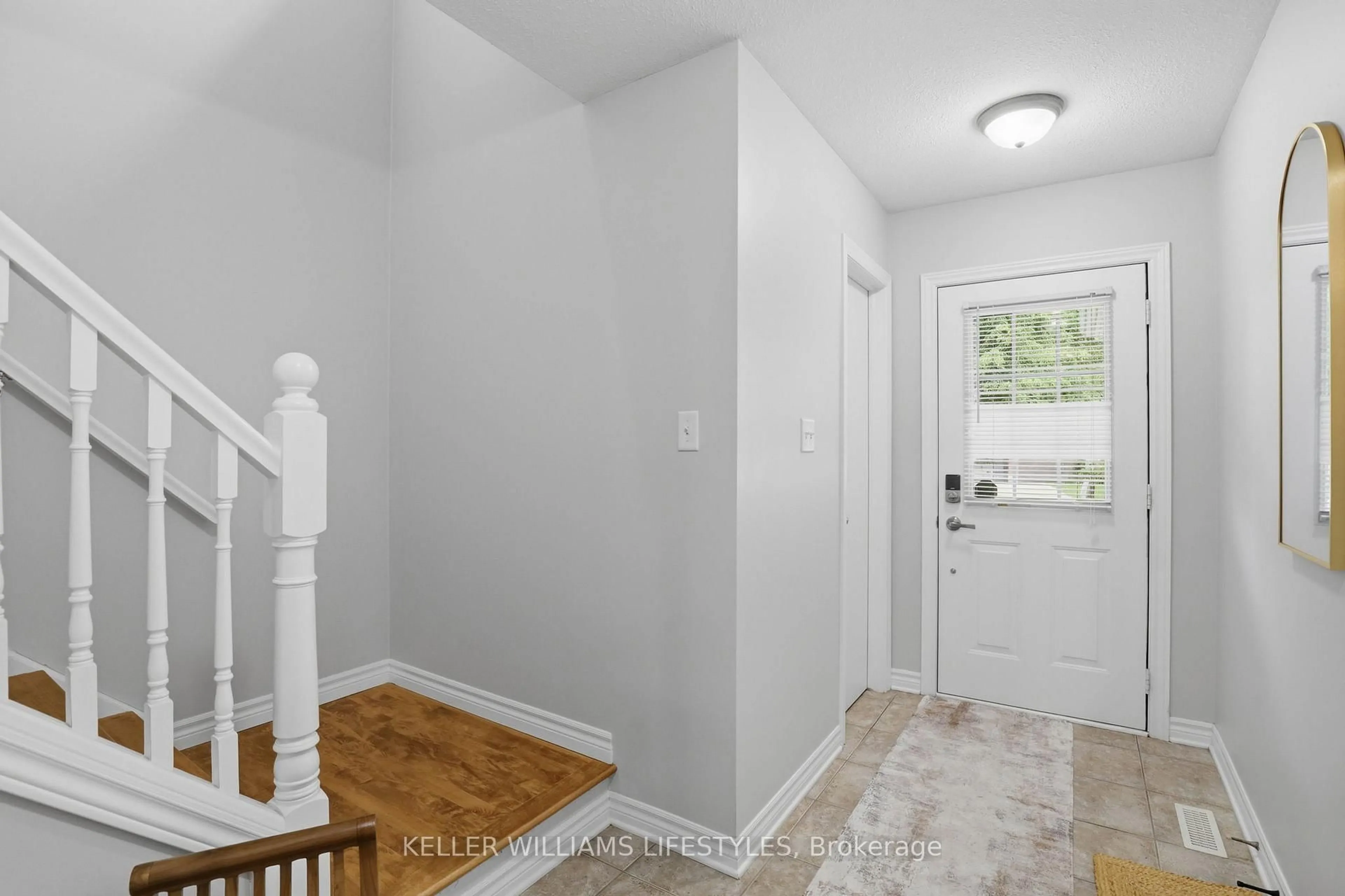 Indoor entryway for 696 Fieldgate Circ, London East Ontario N5V 5E8