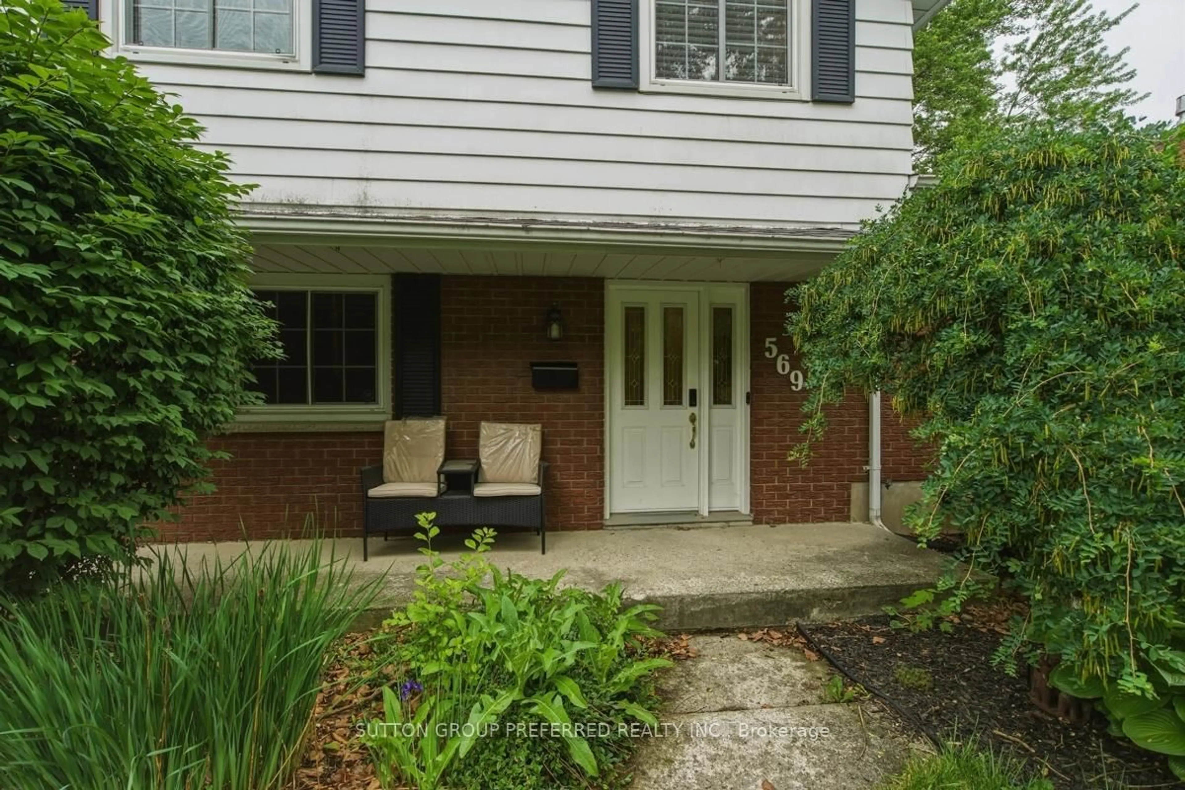 Patio, street for 569 VISCOUNT Rd, London South Ontario N6J 2Y1