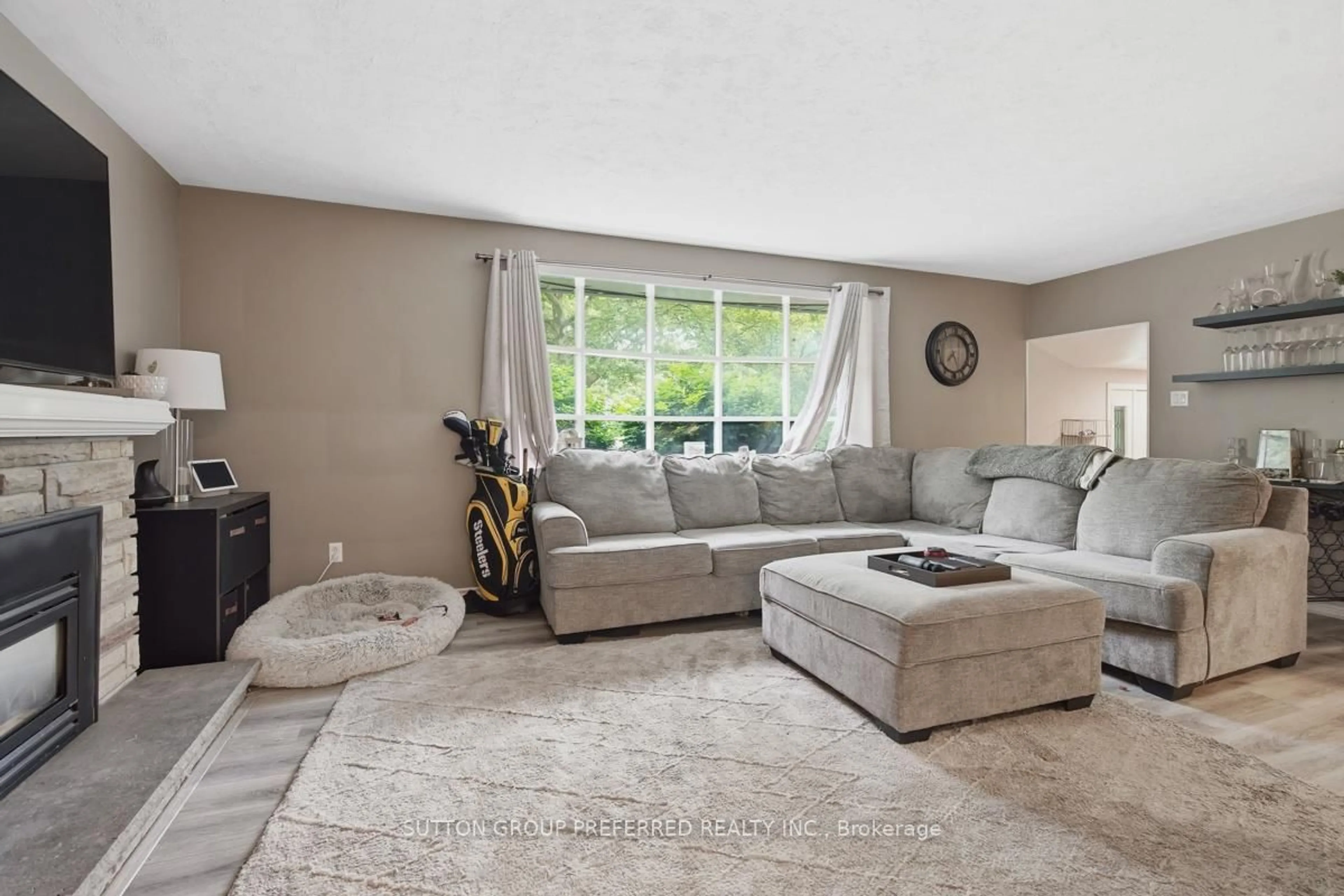 Living room with furniture, unknown for 569 VISCOUNT Rd, London South Ontario N6J 2Y1