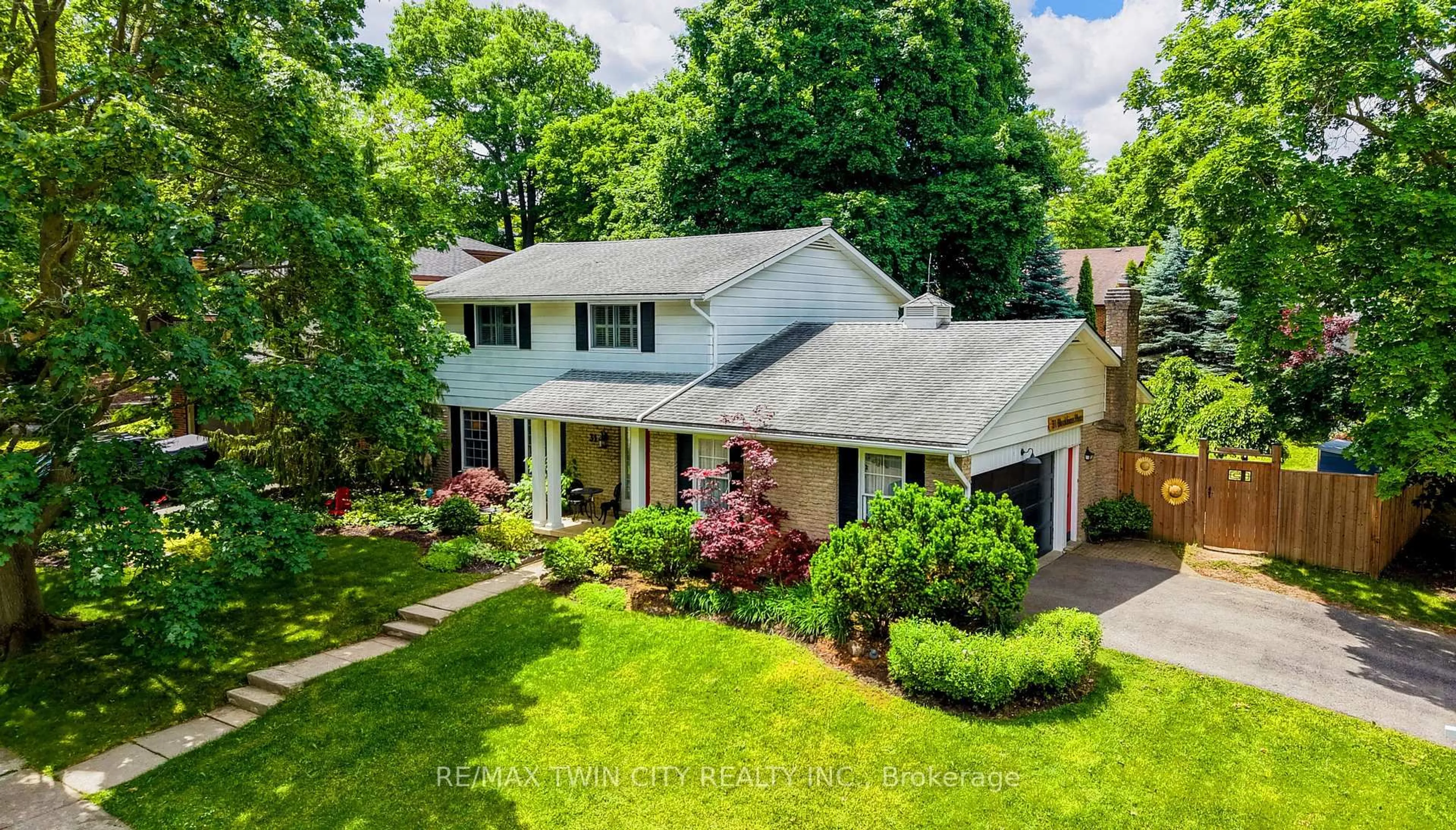 A pic from outside/outdoor area/front of a property/back of a property/a pic from drone, street for 31 Blackfriars Pl, Cambridge Ontario N1S 3P1