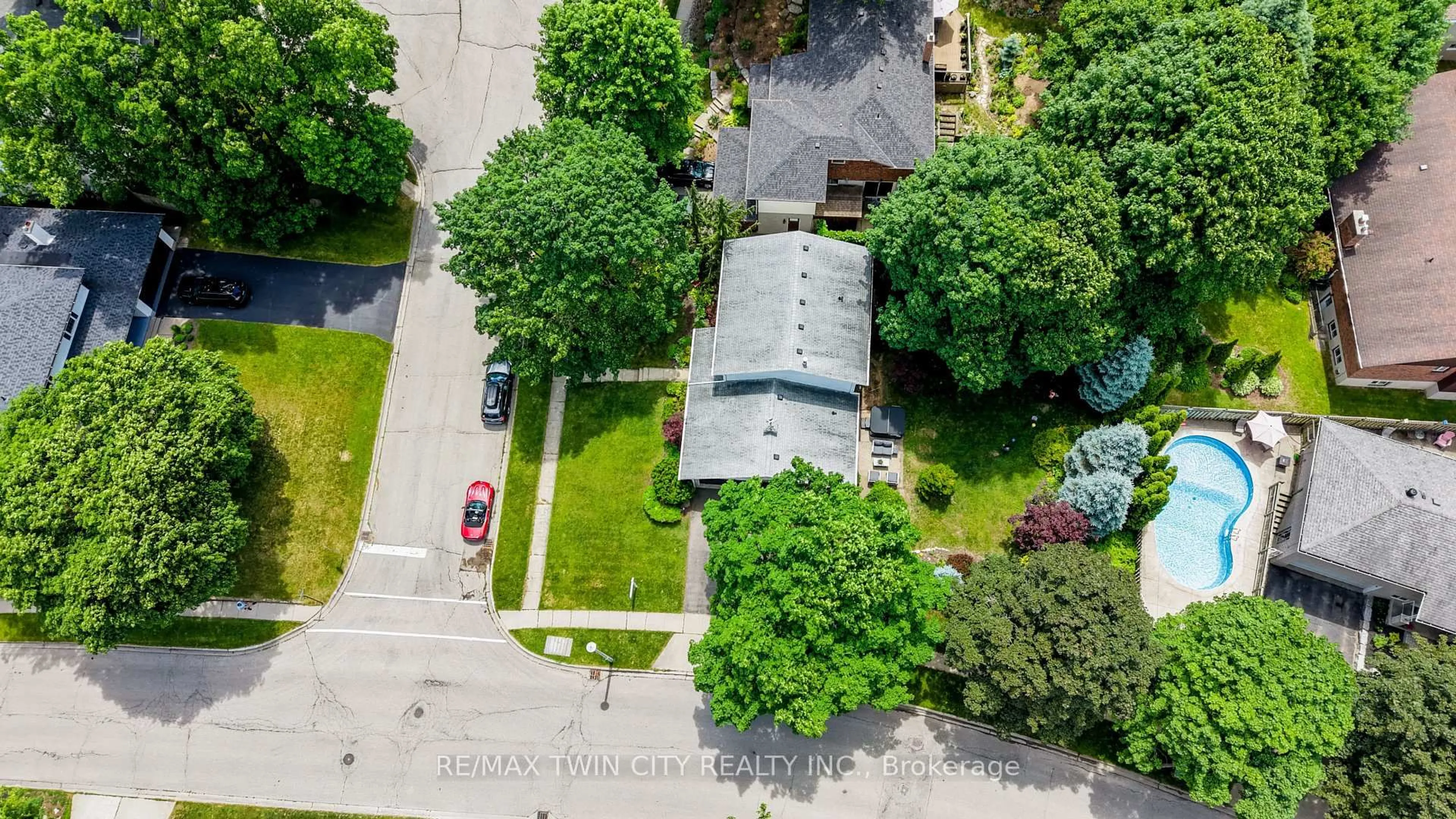 A pic from outside/outdoor area/front of a property/back of a property/a pic from drone, street for 31 Blackfriars Pl, Cambridge Ontario N1S 3P1