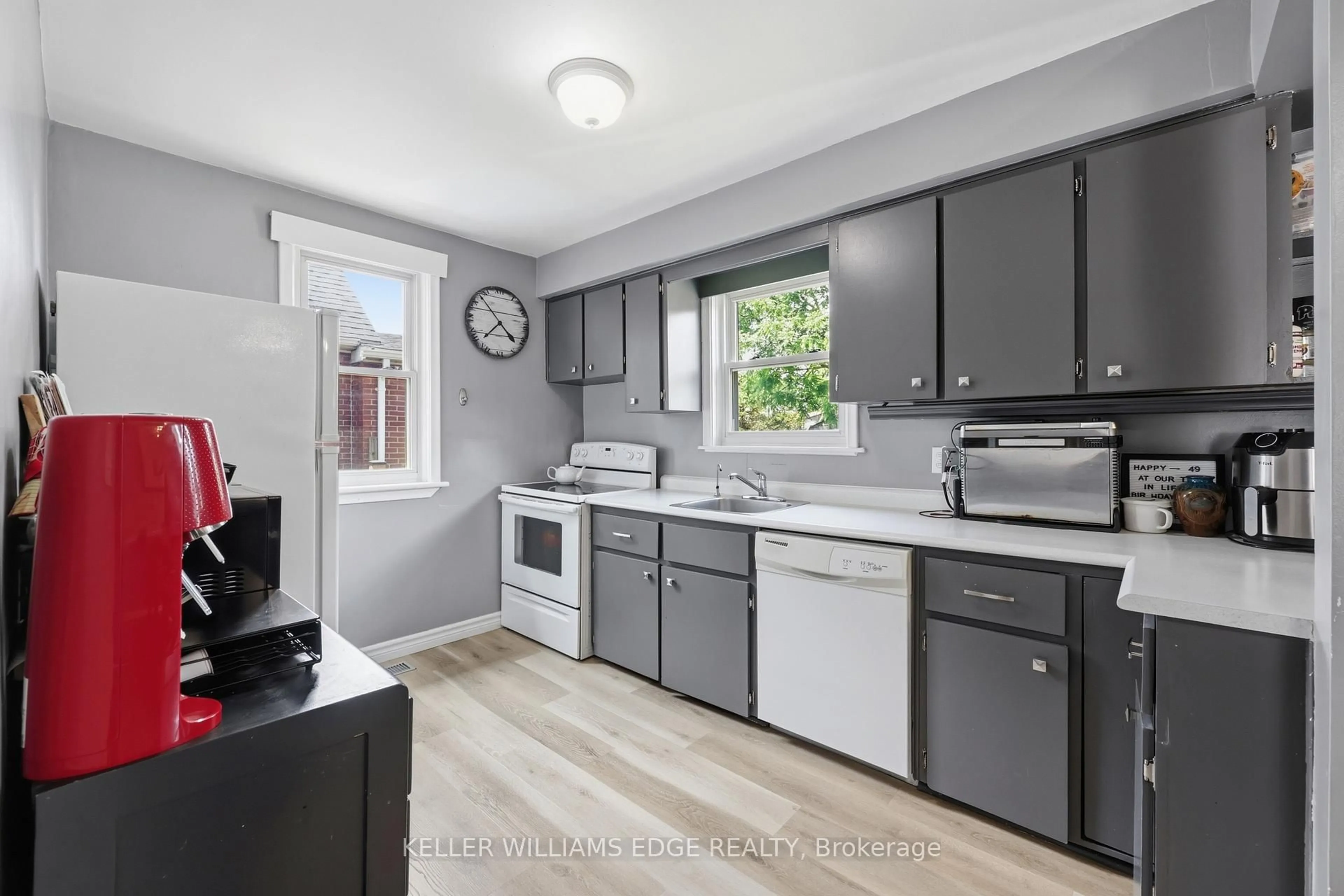 Standard kitchen, unknown for 96 East 27th St, Hamilton Ontario L8V 3G1