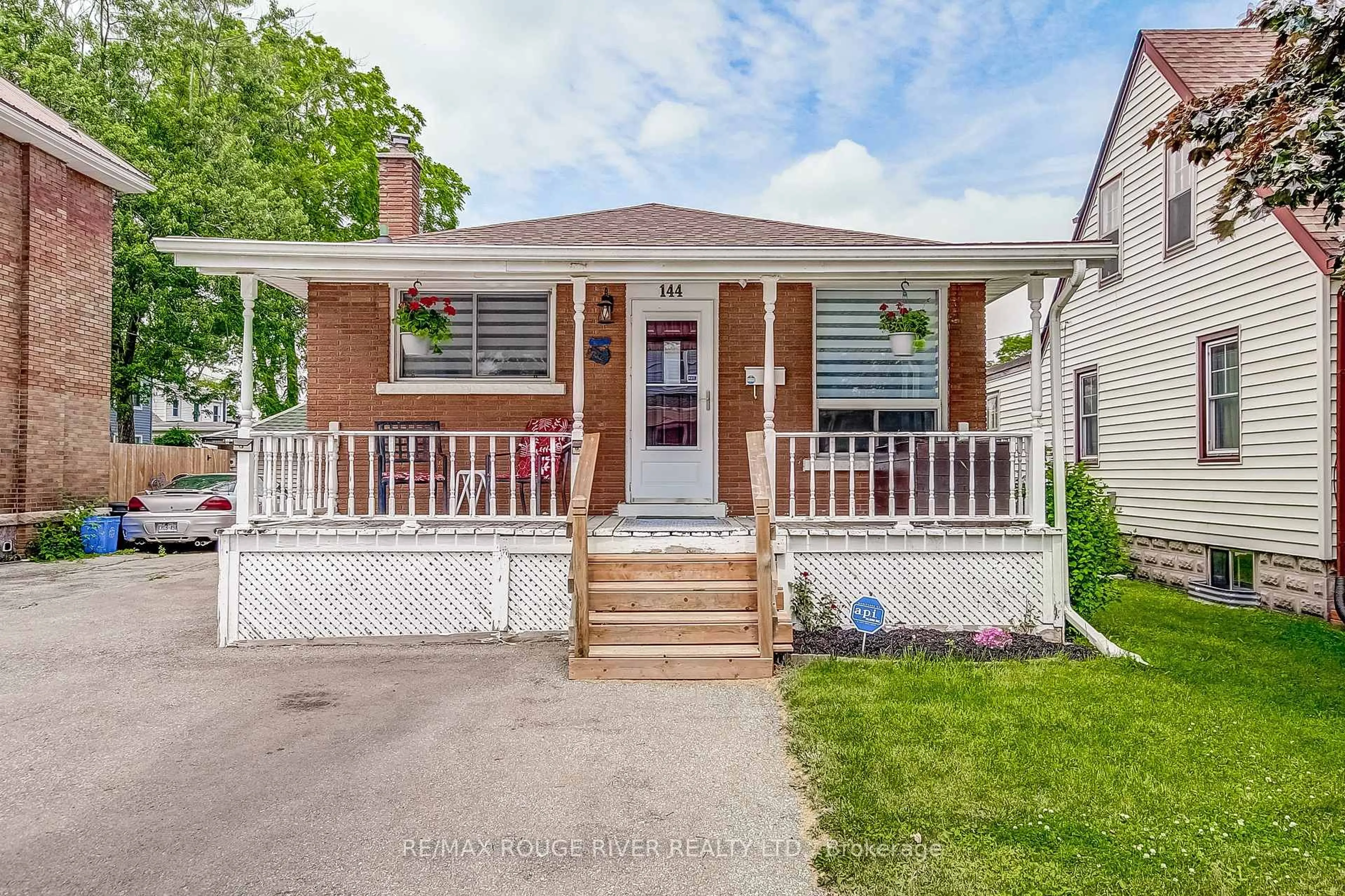 Home with brick exterior material, street for 144 Elizabeth St, Welland Ontario L3C 4M4