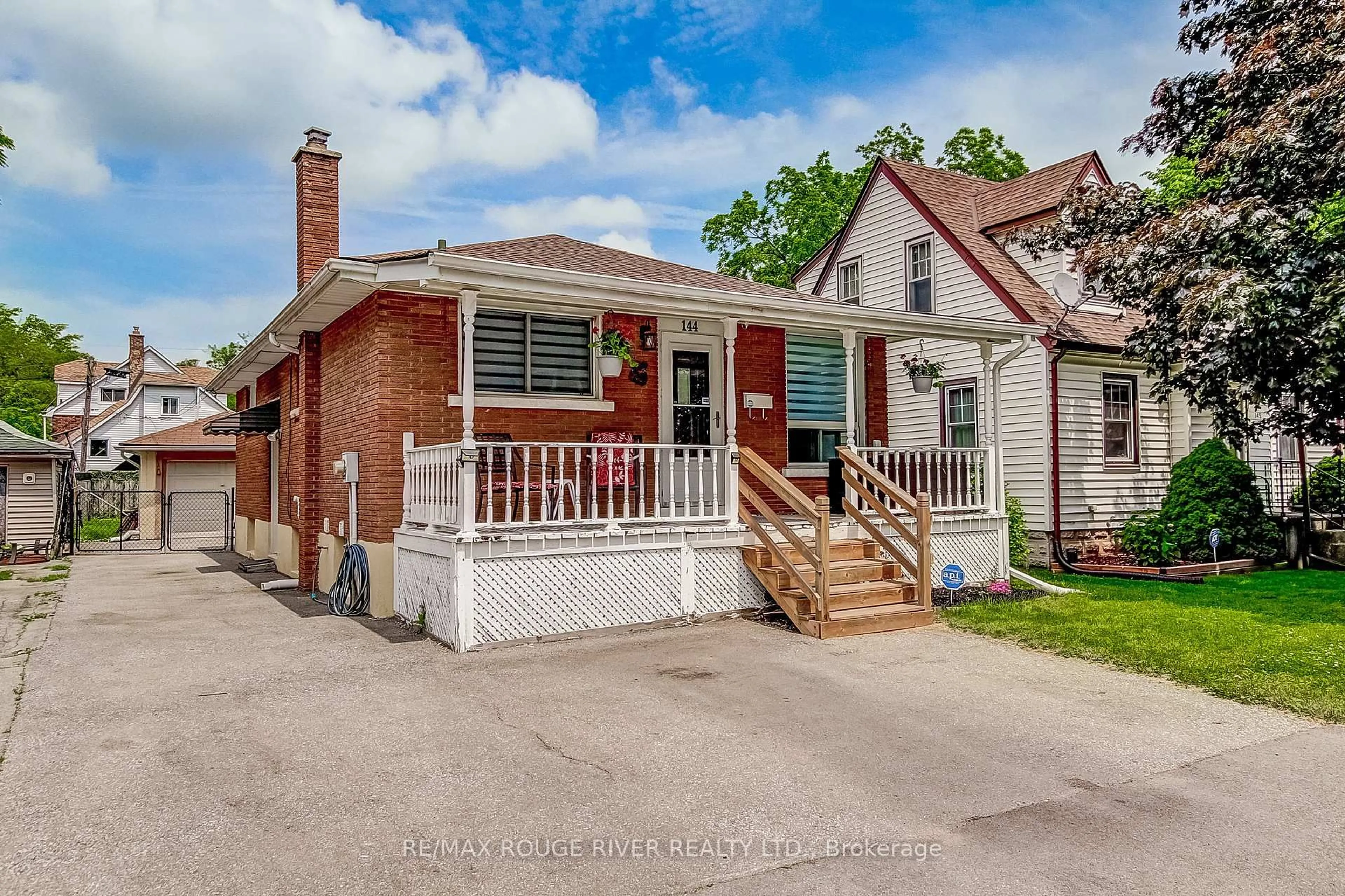 Home with brick exterior material, street for 144 Elizabeth St, Welland Ontario L3C 4M4