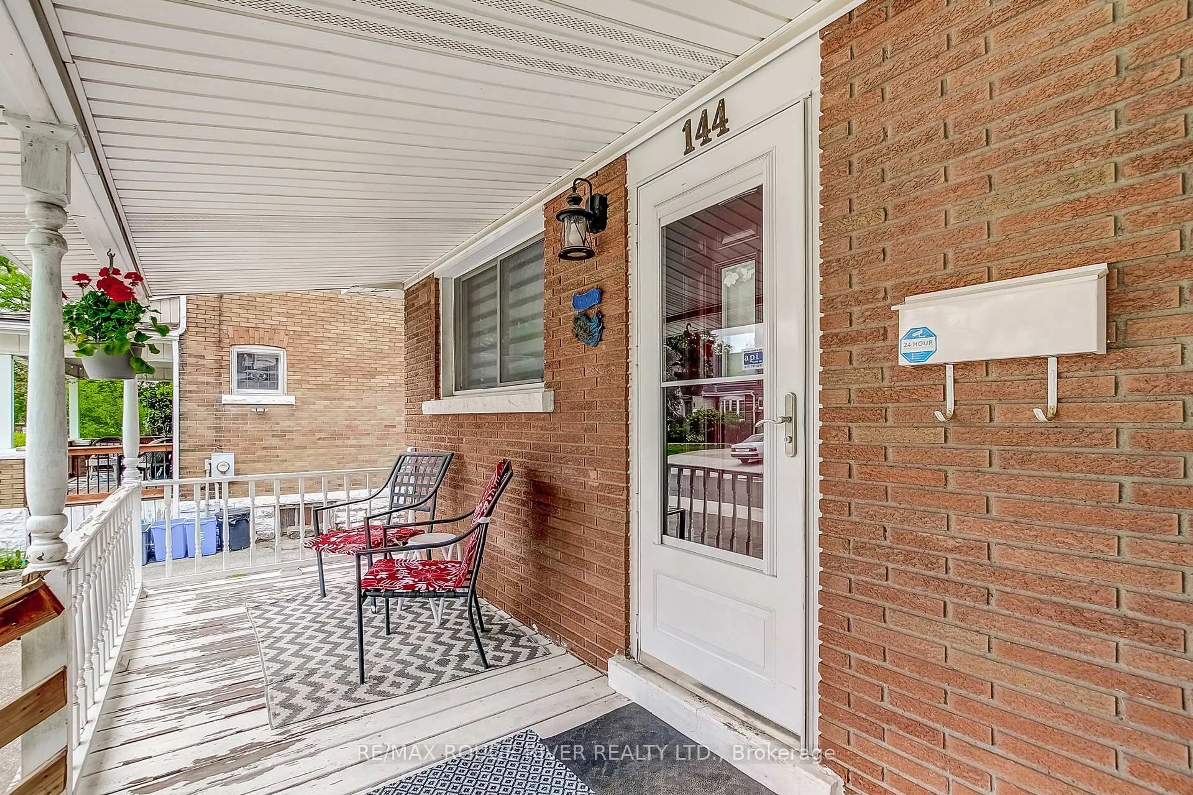 Indoor entryway for 144 Elizabeth St, Welland Ontario L3C 4M4