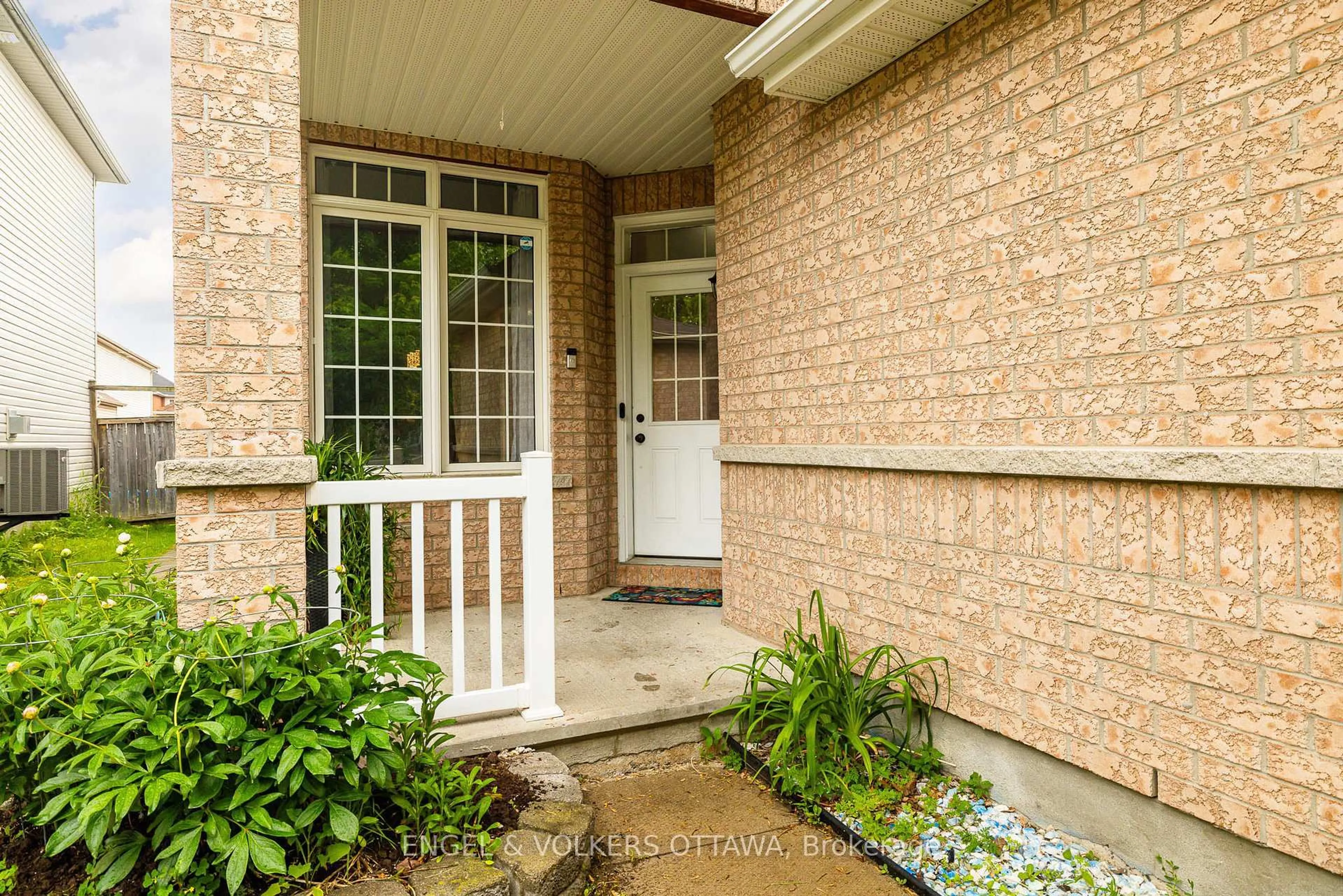 Indoor entryway for 166 Macara Cres, Kanata Ontario K2K 0C9