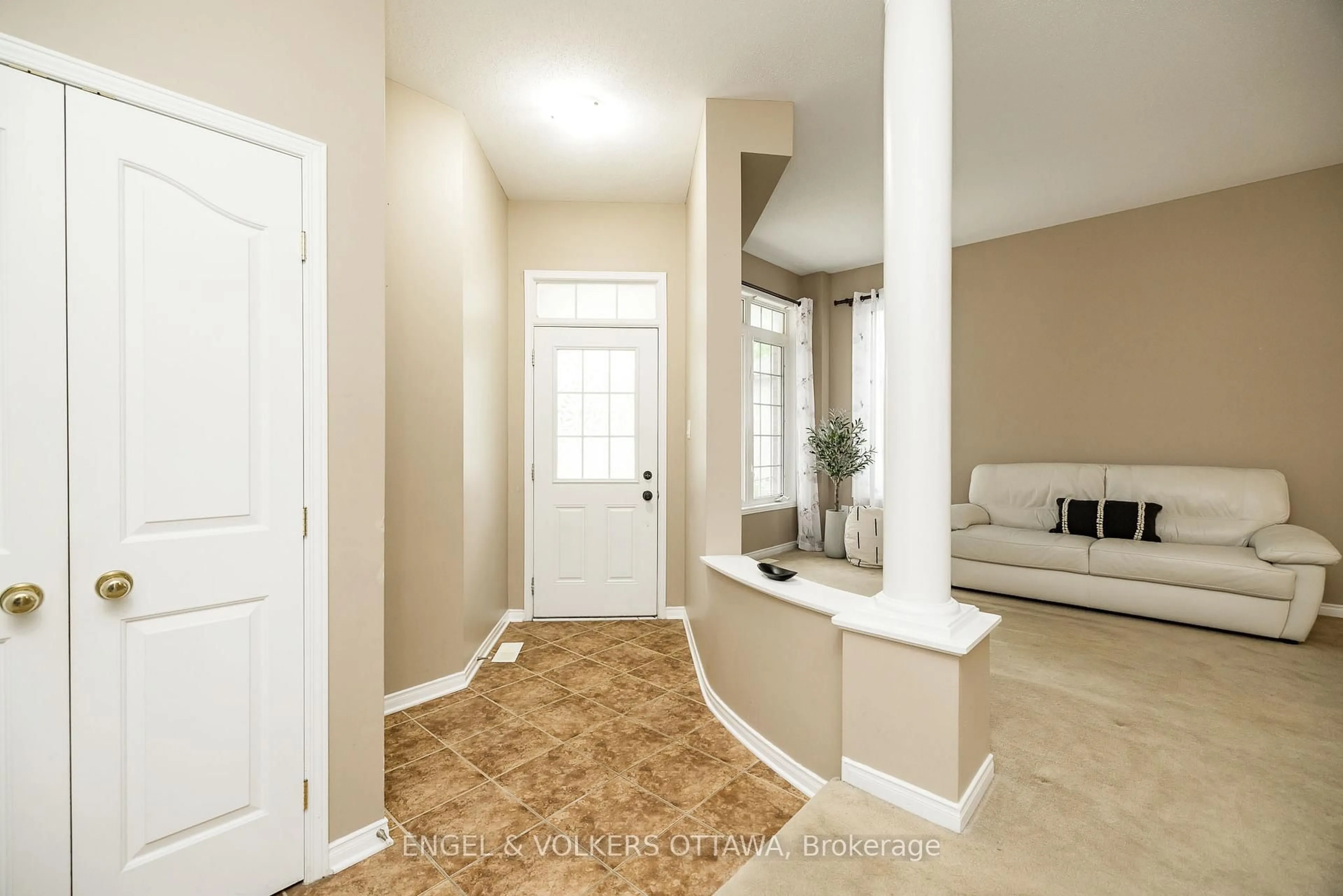 Indoor entryway for 166 Macara Cres, Kanata Ontario K2K 0C9