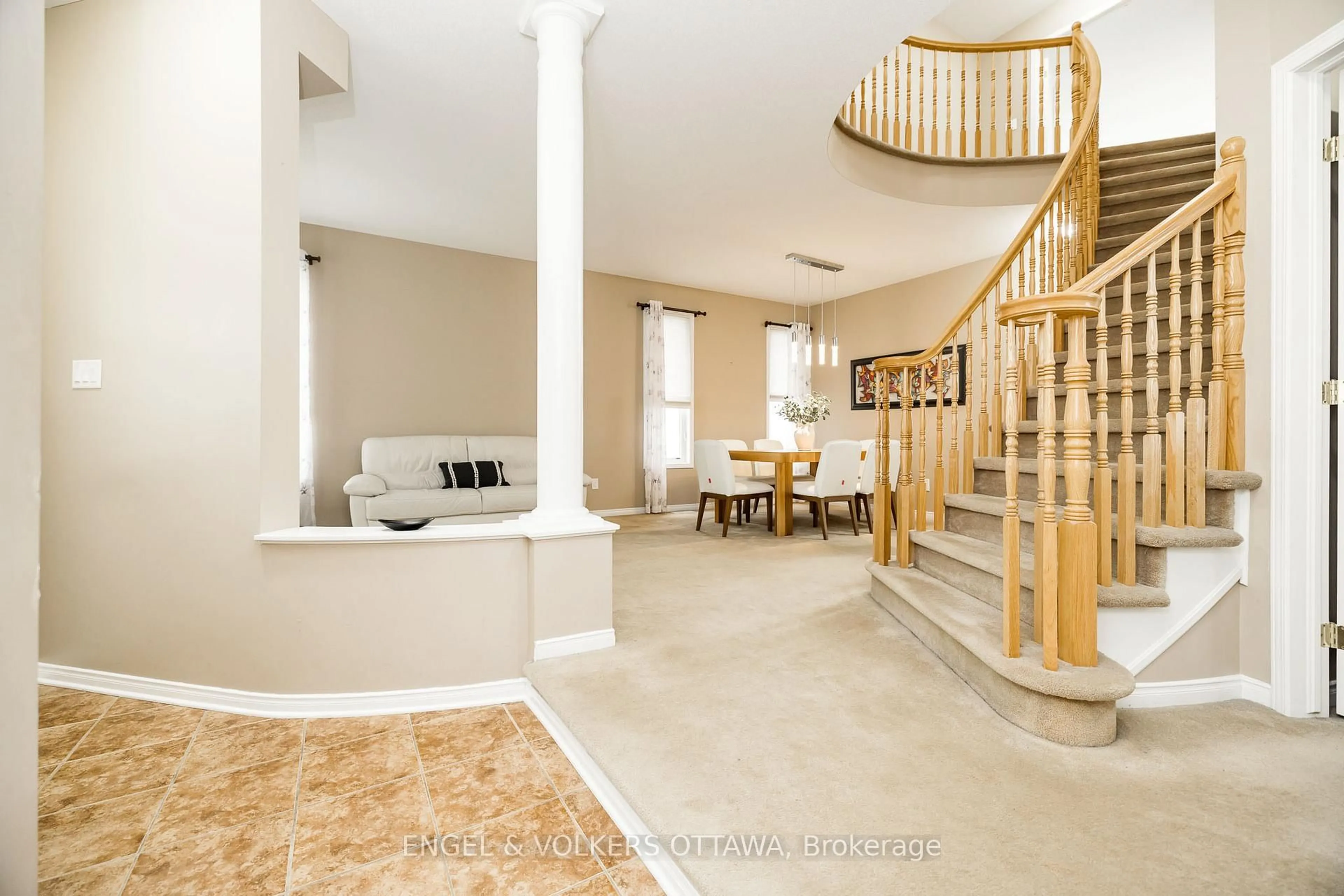 Indoor foyer for 166 Macara Cres, Kanata Ontario K2K 0C9