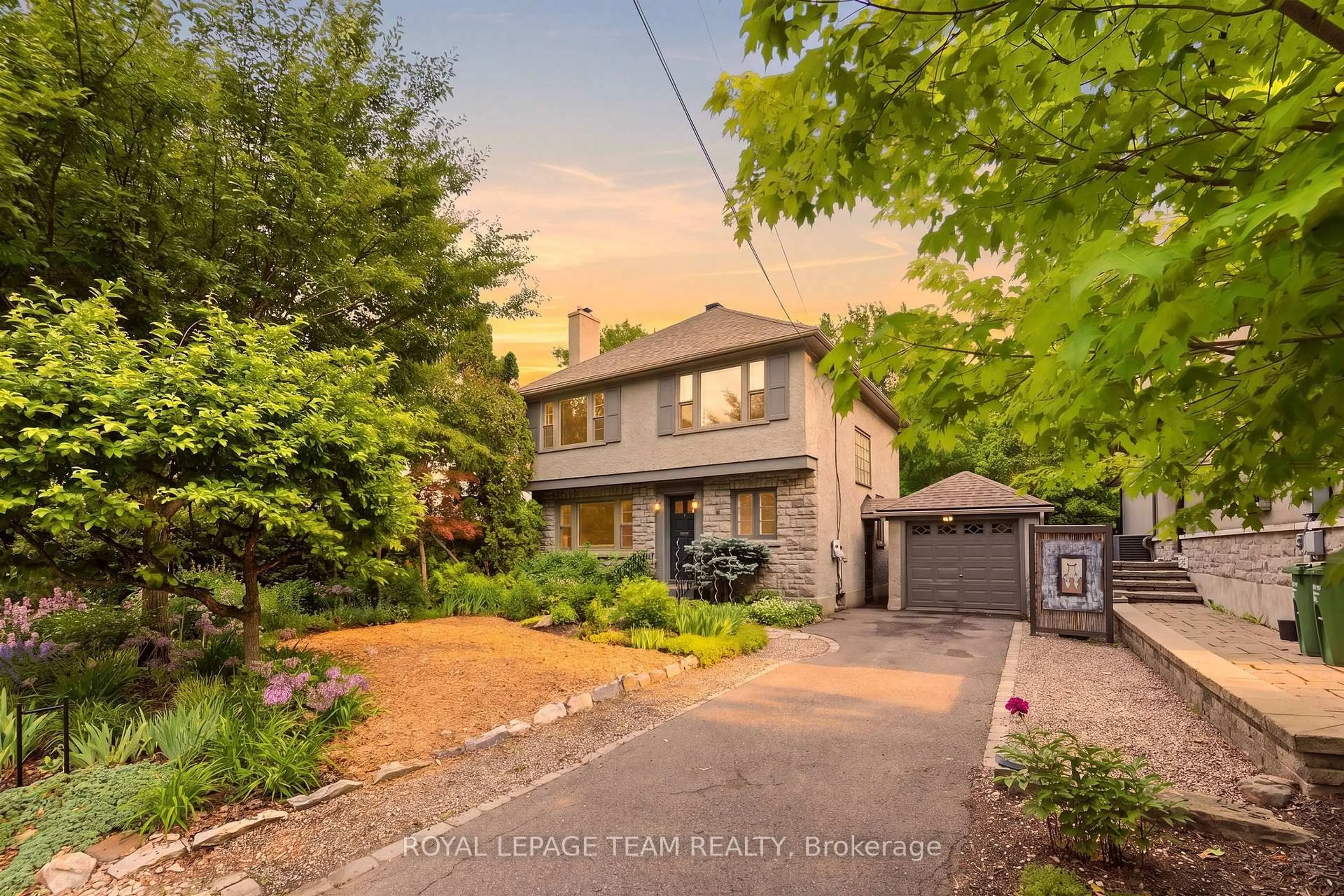 A pic from outside/outdoor area/front of a property/back of a property/a pic from drone, street for 96 Java St, Ottawa Ontario K1Y 3L4