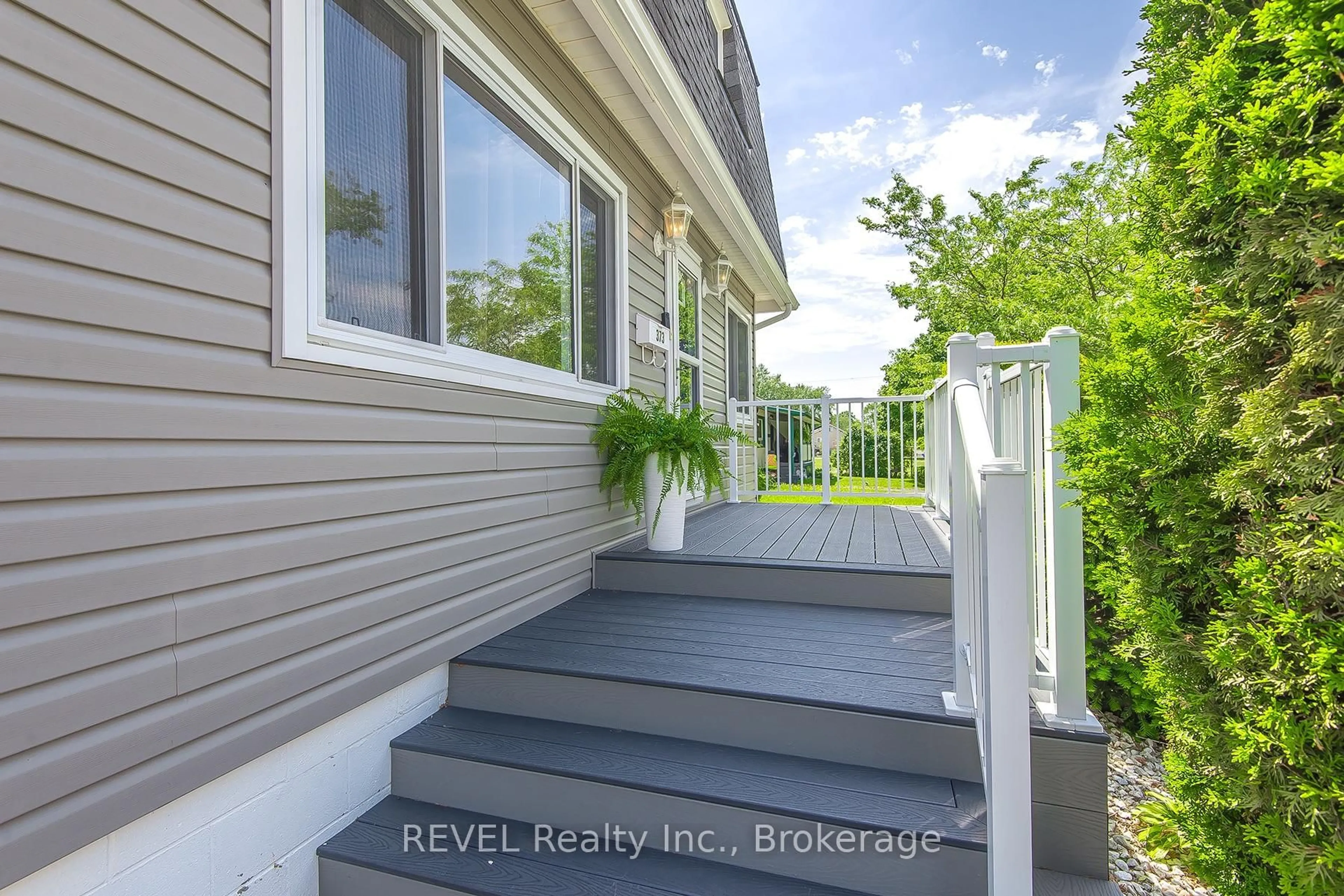 Home with vinyl exterior material, unknown for 373 Hennepin Ave, Welland Ontario L3B 4T4