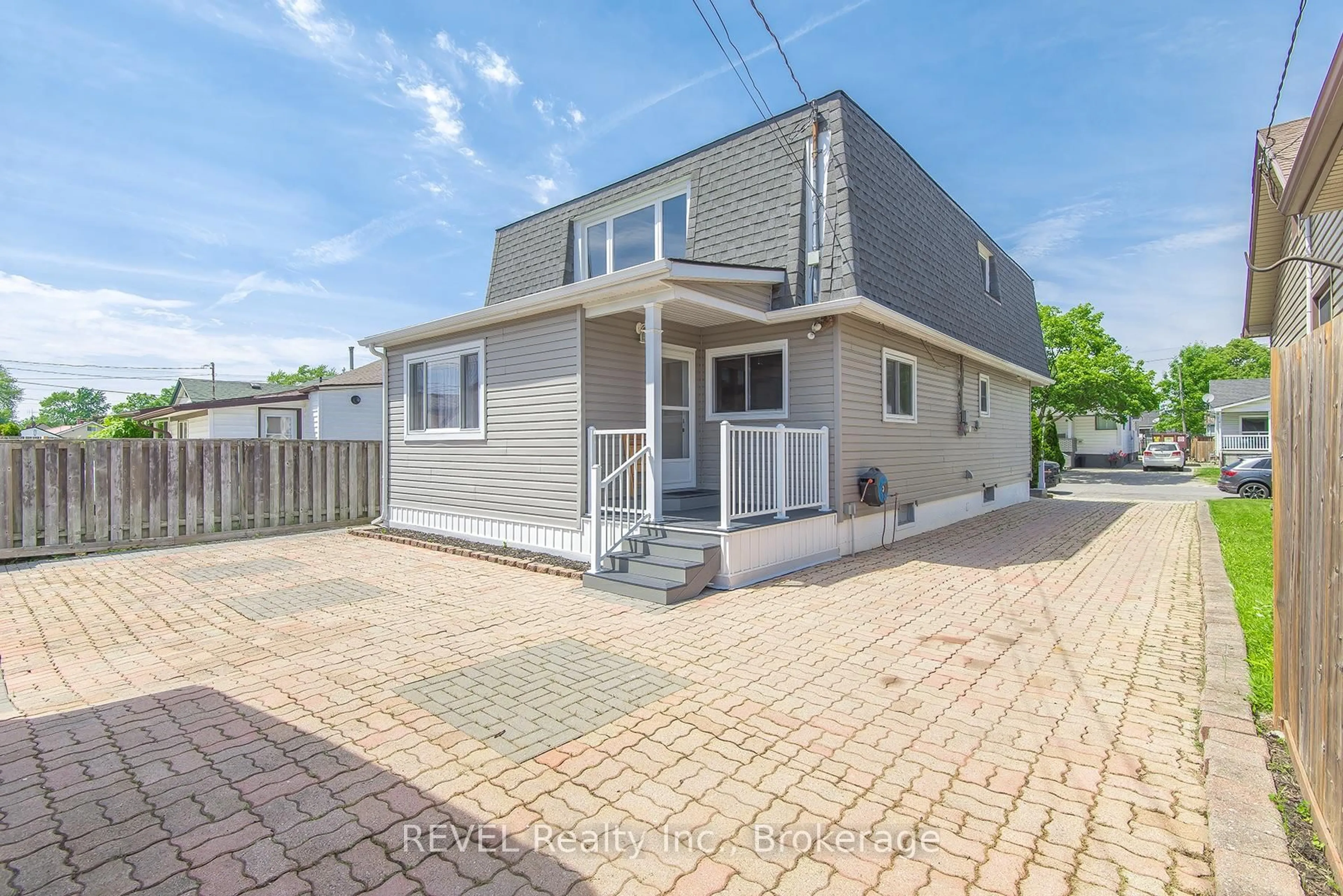 A pic from outside/outdoor area/front of a property/back of a property/a pic from drone, street for 373 Hennepin Ave, Welland Ontario L3B 4T4