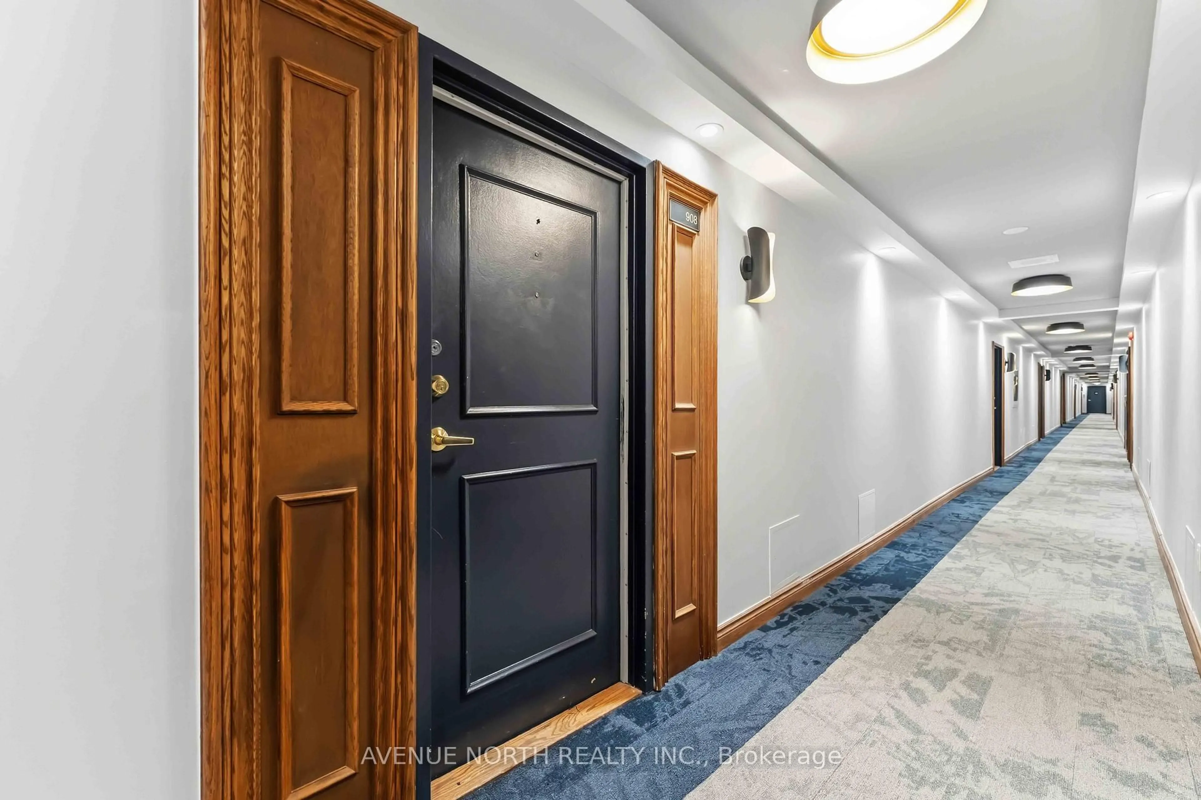 Indoor foyer for 500 Laurier Ave #908, Ottawa Ontario K1R 5E1