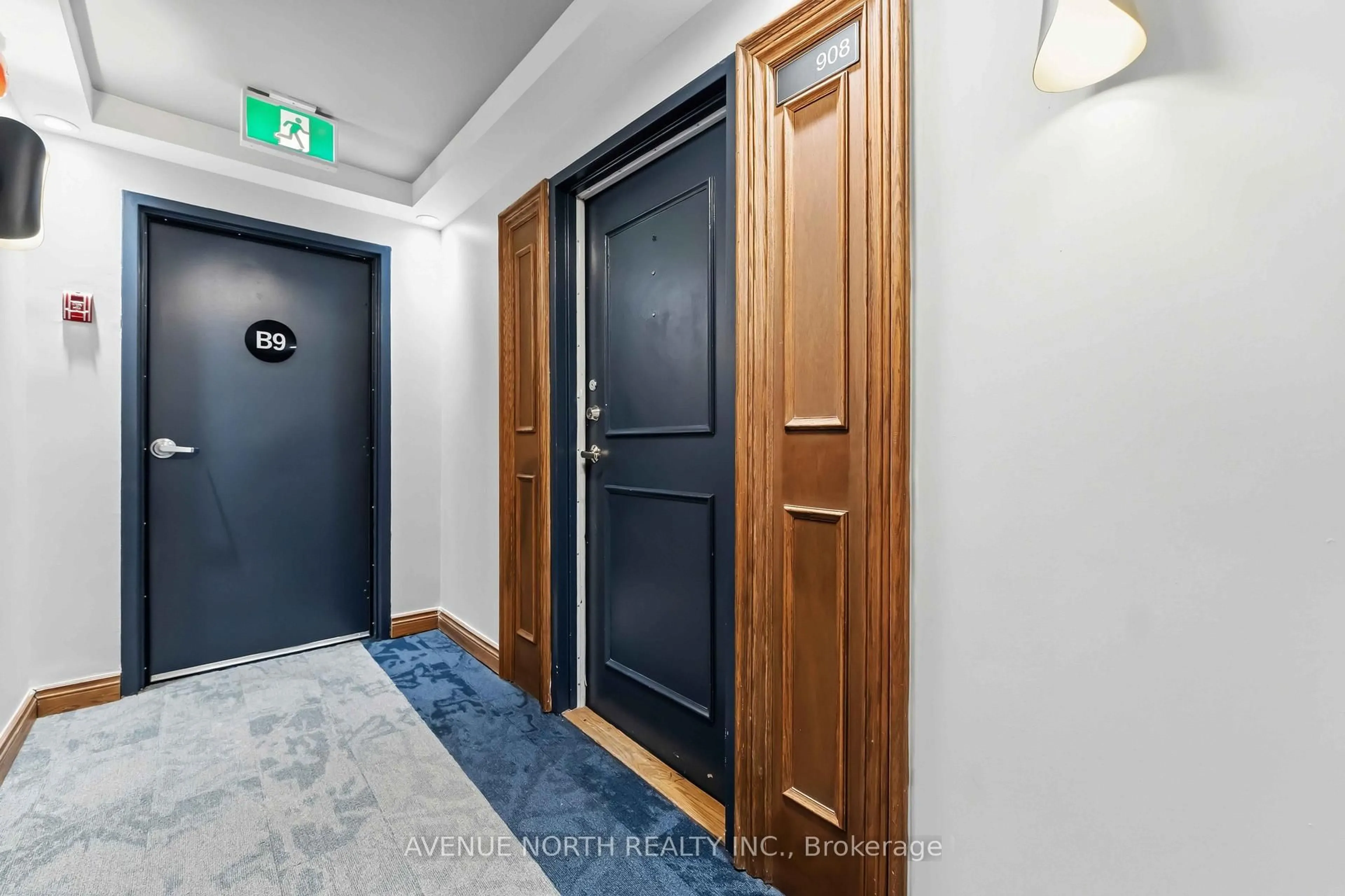 Indoor foyer for 500 Laurier Ave #908, Ottawa Ontario K1R 5E1