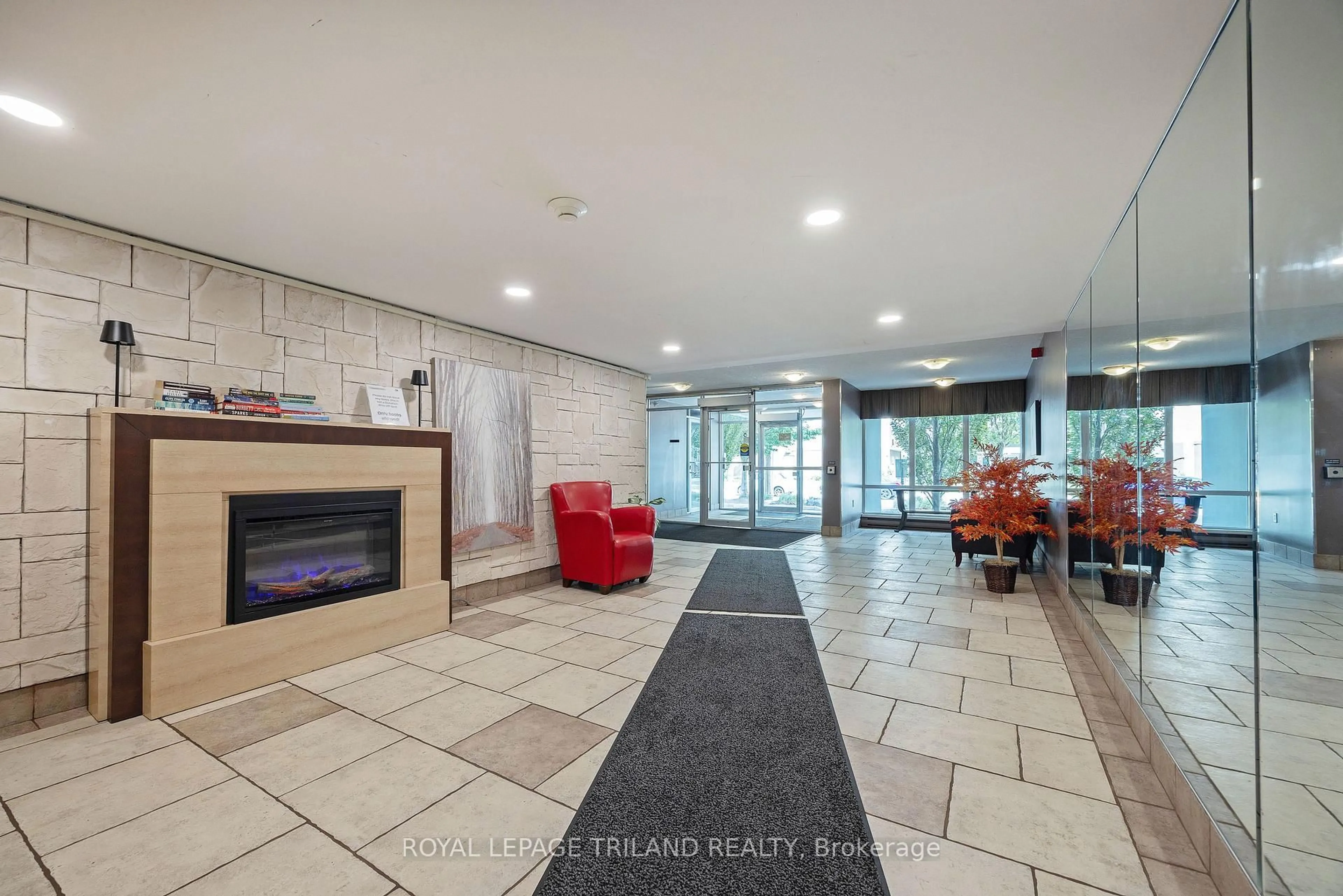 Lobby for 155 Kent St #606, London East Ontario N6A 5N7