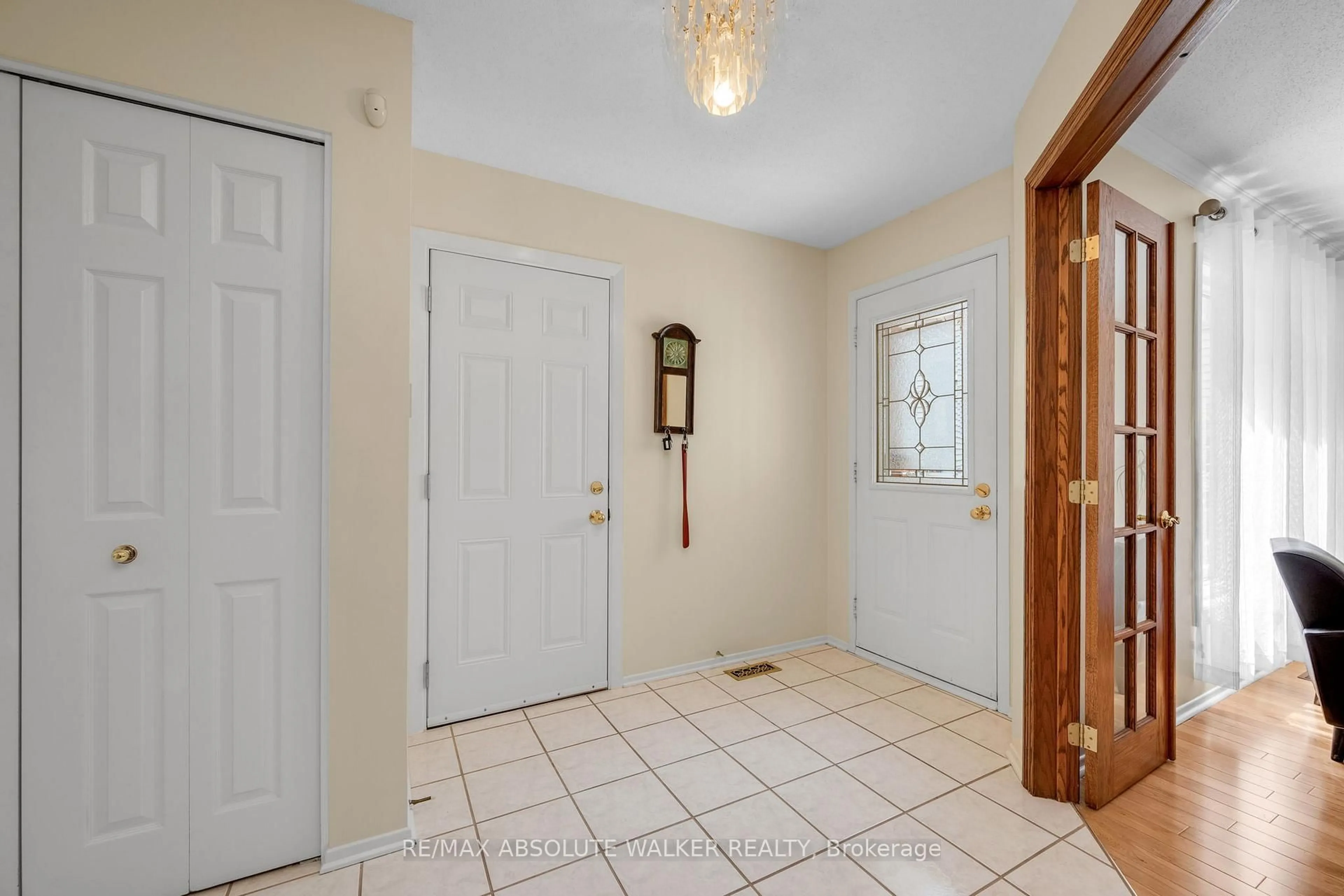 Indoor entryway for 14 Inwood Dr, Ottawa Ontario K2M 1Z5