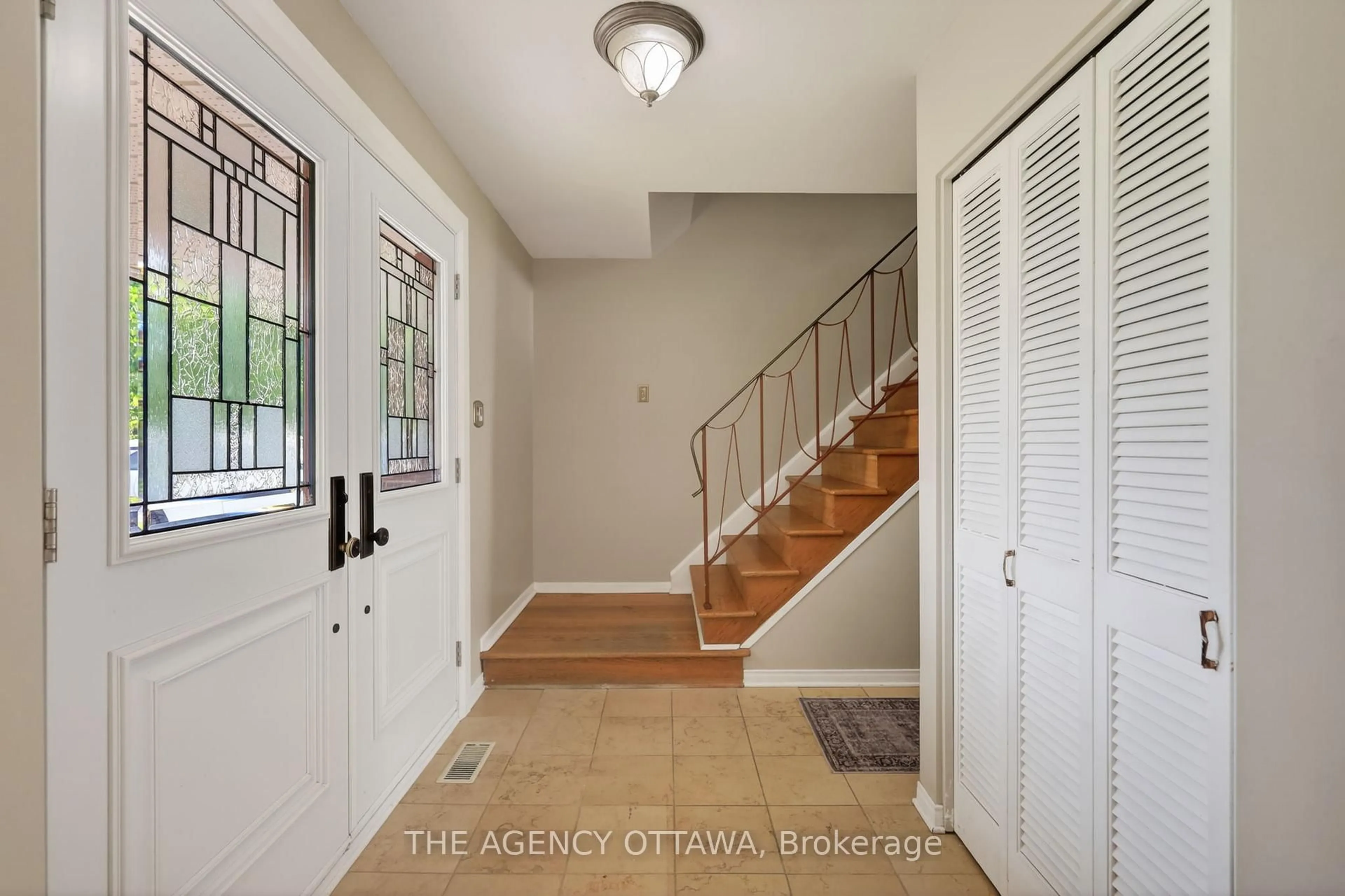Indoor entryway for 1681 Amberdale Cres, Ottawa Ontario K1H 7B2