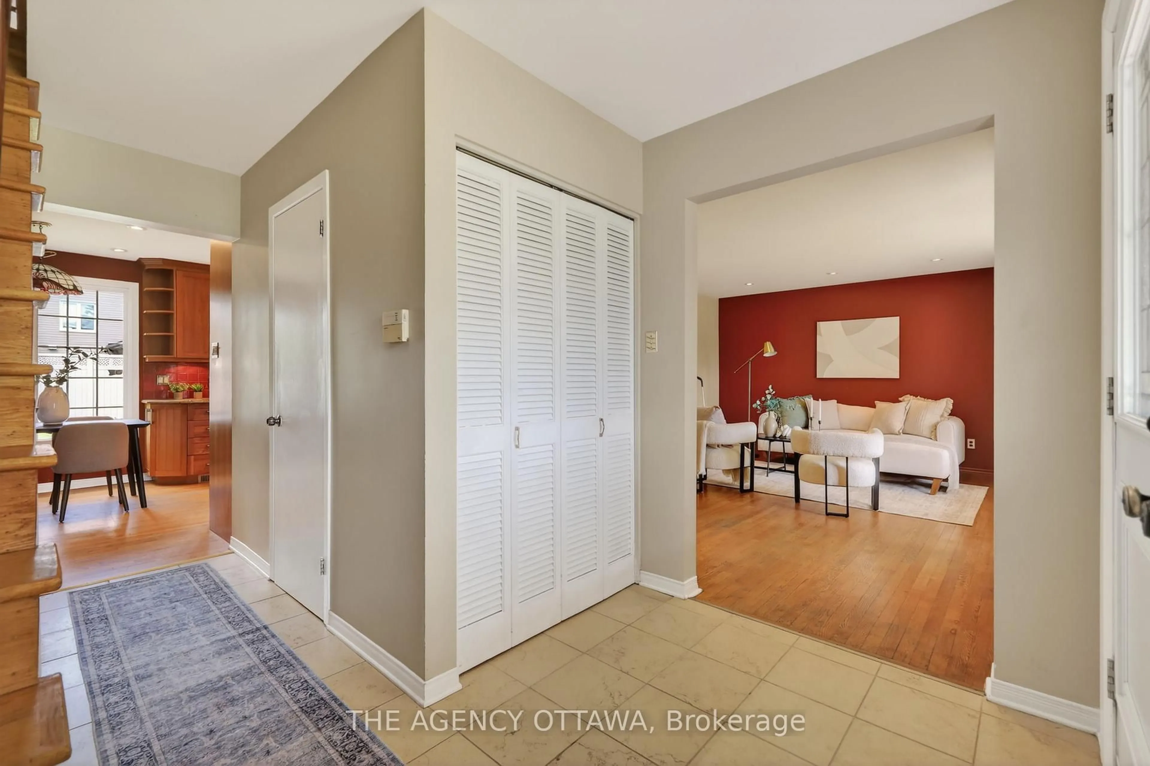 Indoor entryway for 1681 Amberdale Cres, Ottawa Ontario K1H 7B2